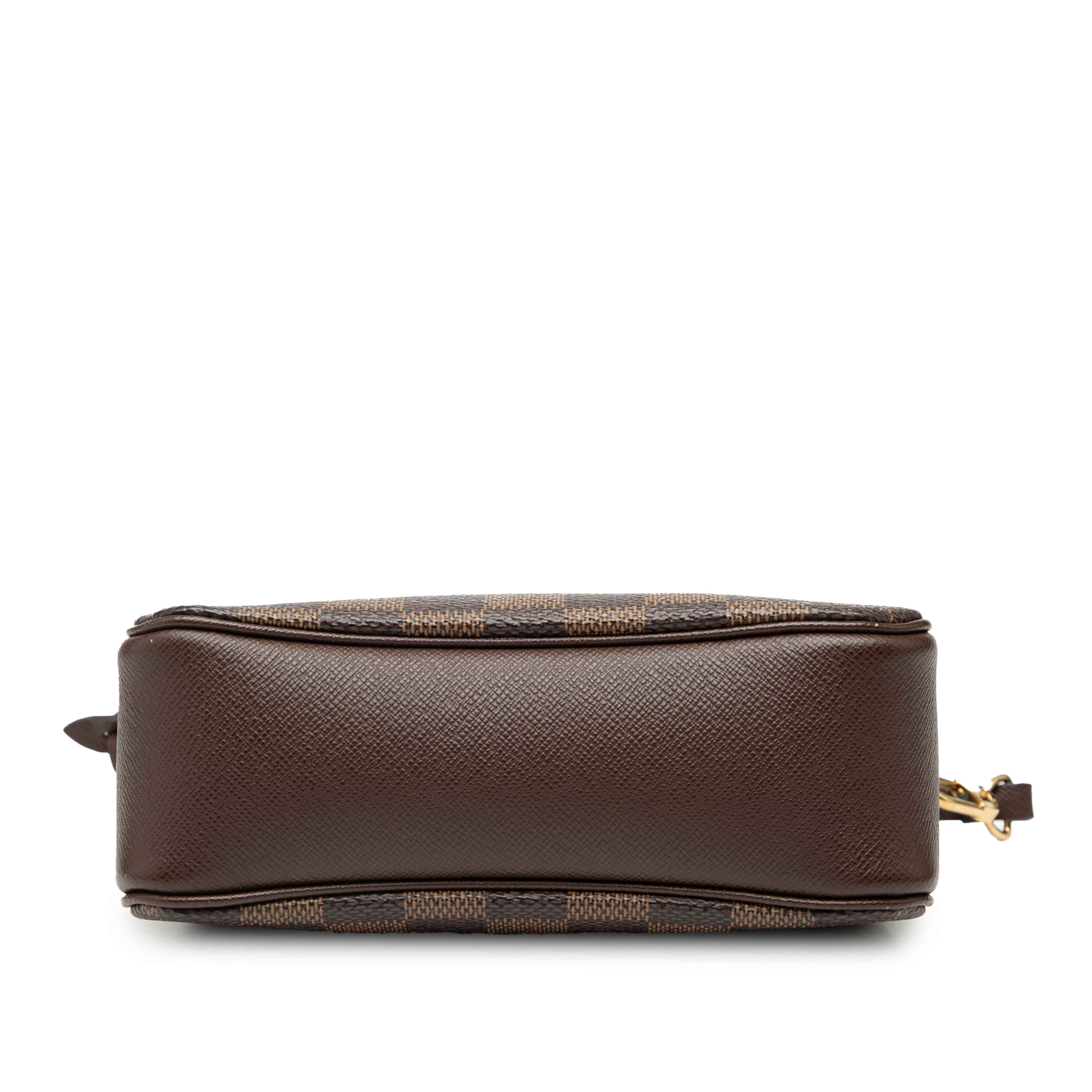 Louis Vuitton Damier Ebene Trousse Pochette, från Luxclusif, i färgen brun. Klicka för att öppna bilden i stort format