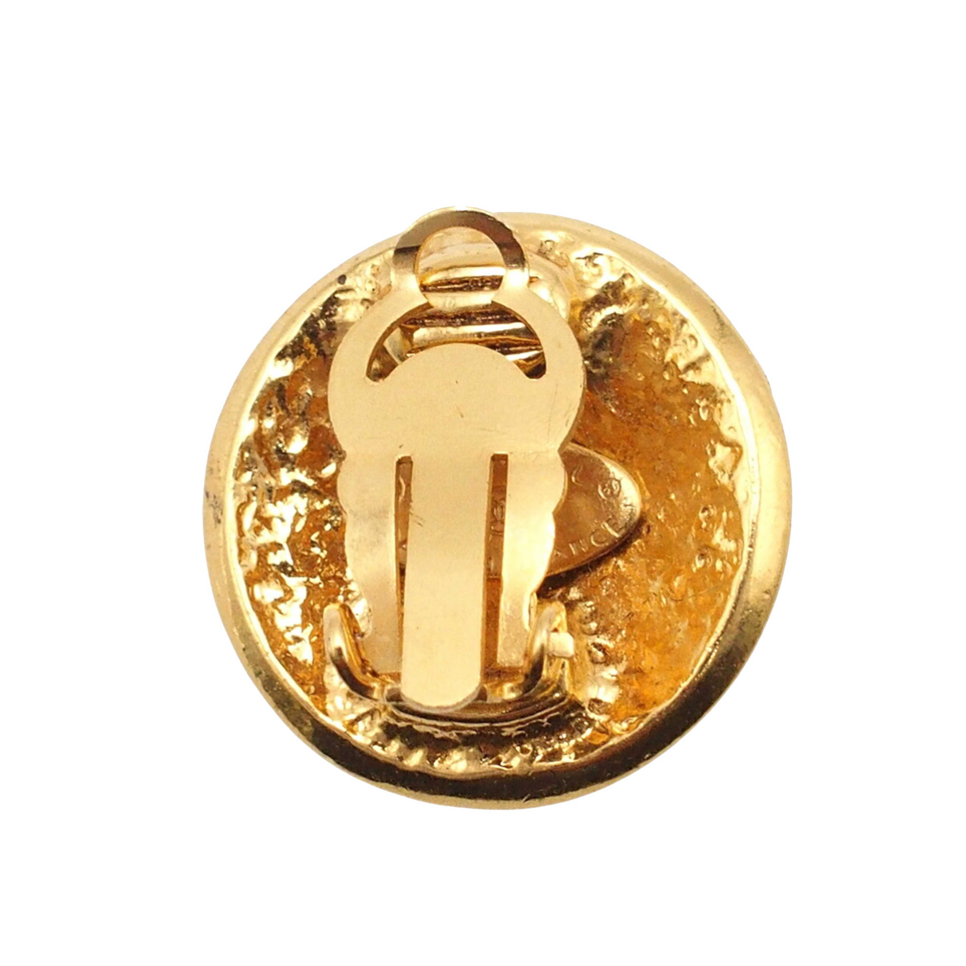 Chanel Cc Gold Plated Round Clip On Earrings, från Luxclusif, i färgen gold. Klicka för att öppna bilden i stort format