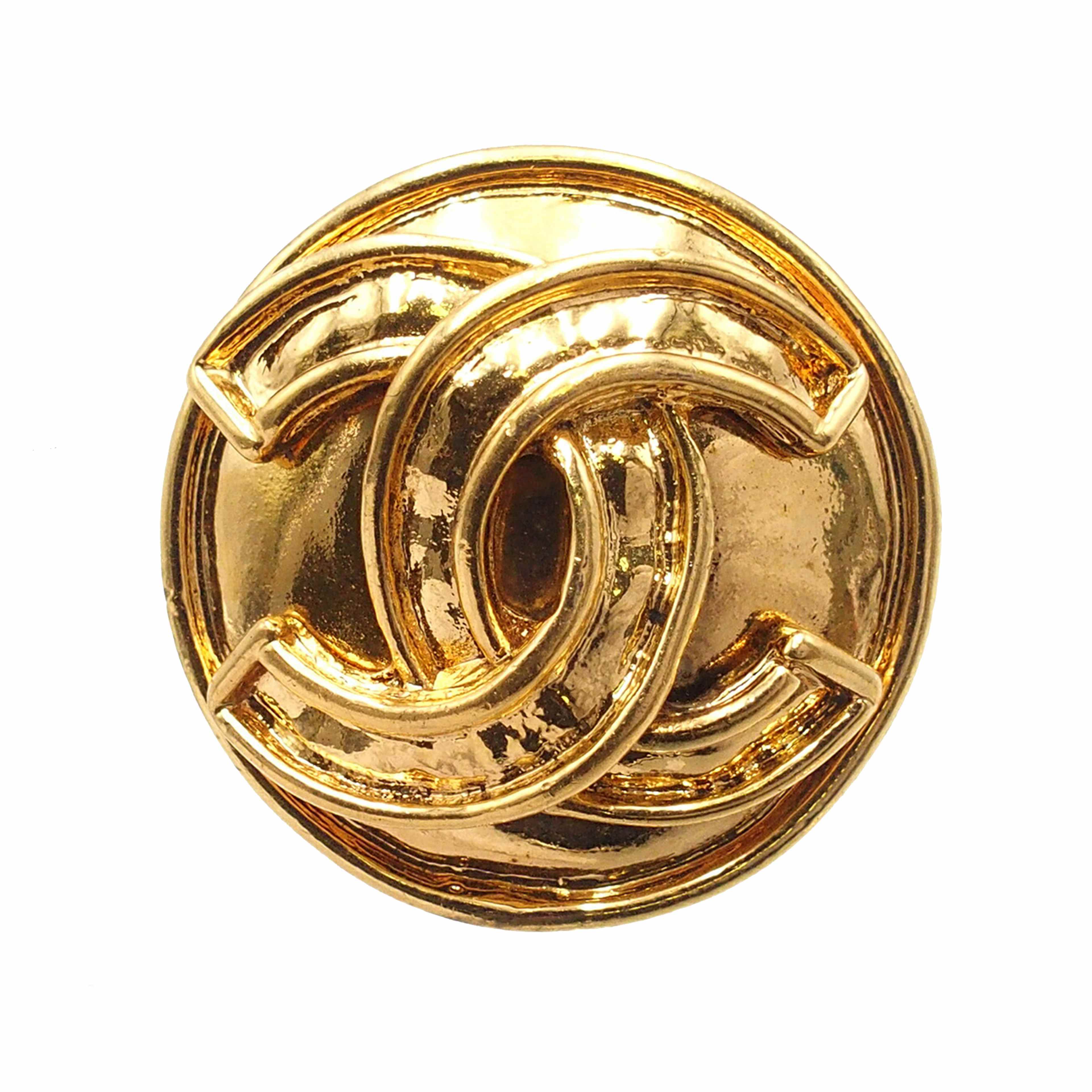 Chanel Cc Gold Plated Round Clip On Earrings, från Luxclusif, i färgen gold. Klicka för att öppna bilden i stort format