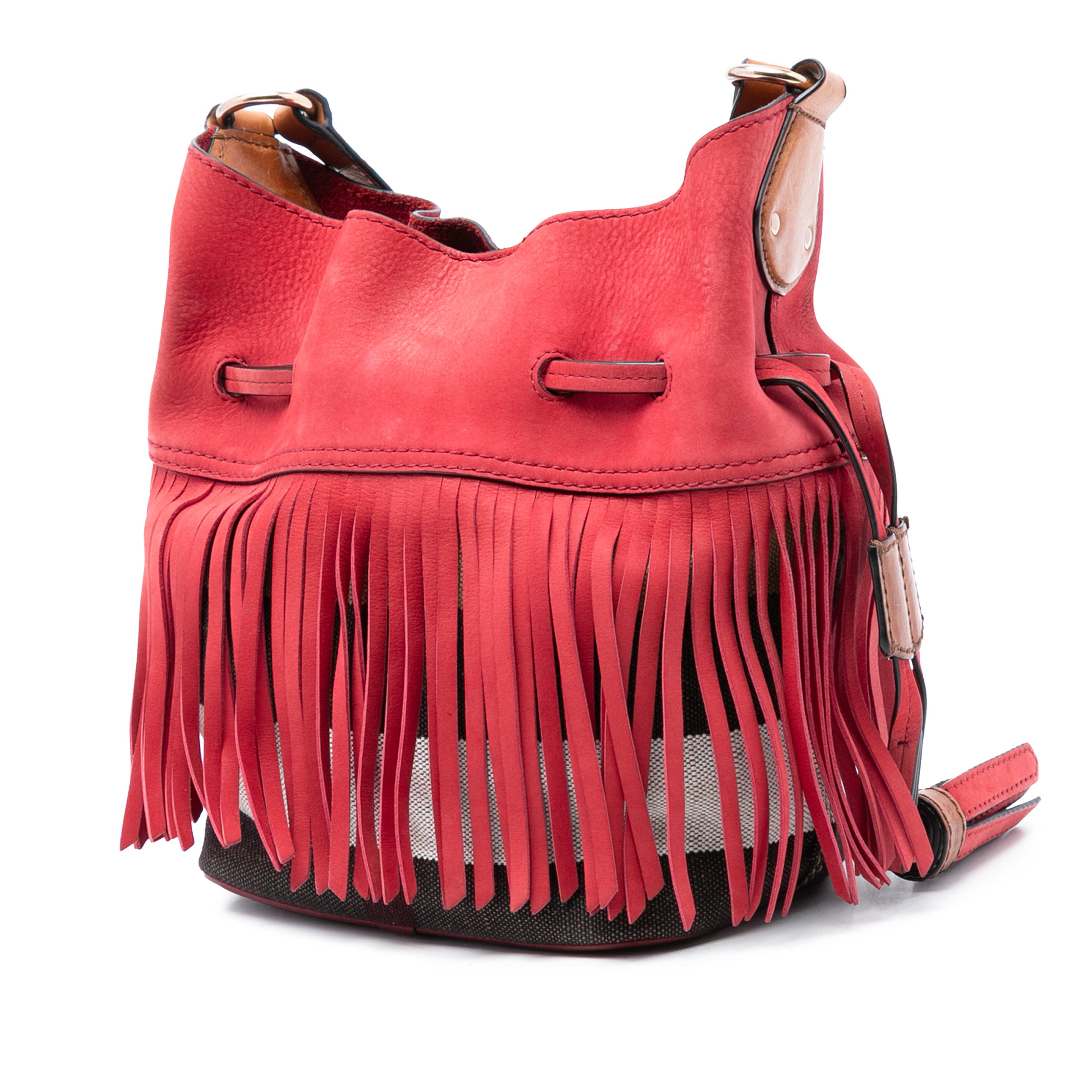 Burberry Small Mega Check Canvas And Suede Fringe Belgrove Bucket Bag, från Luxclusif, i färgen red. Klicka för att öppna bilden i stort format