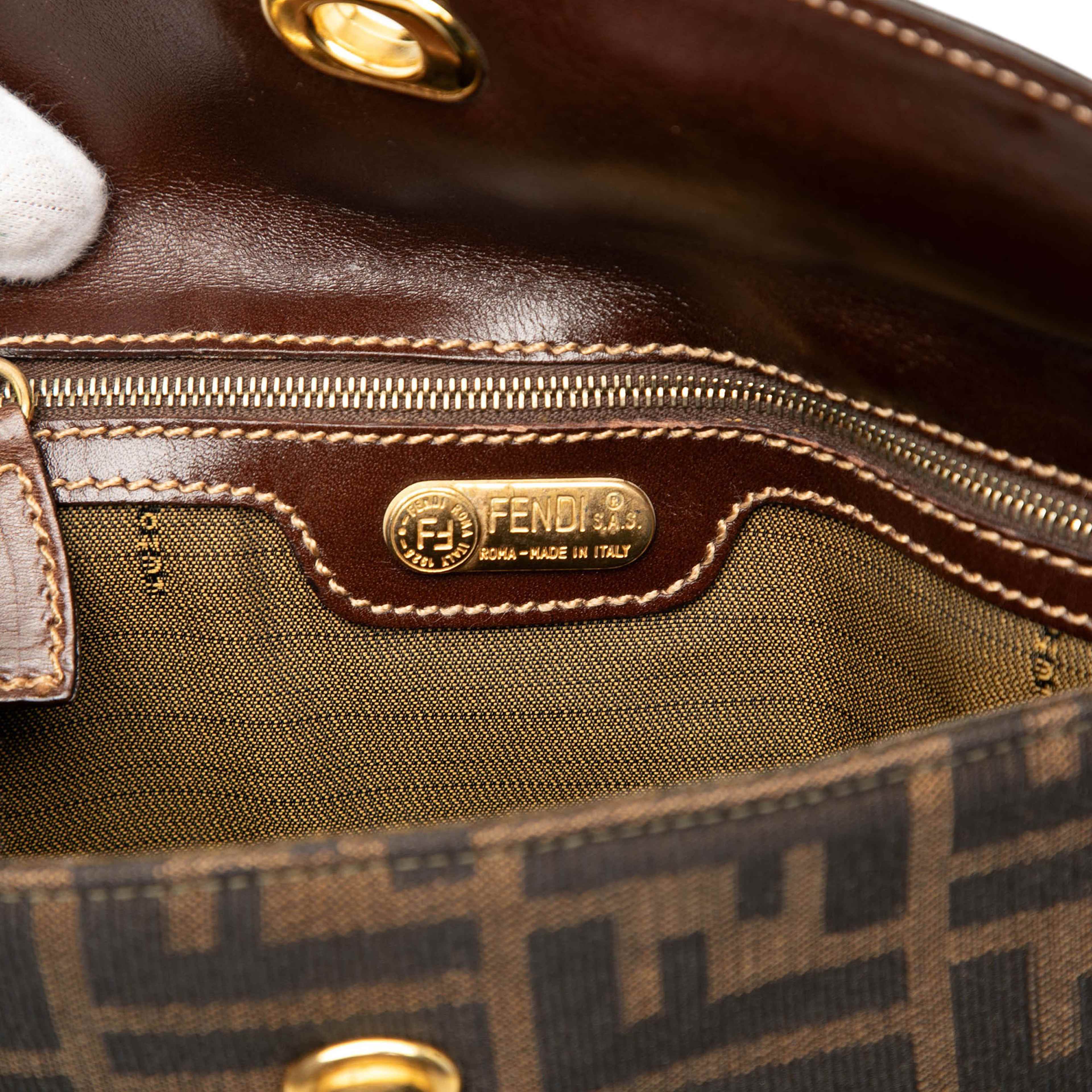 Fendi Zucca Canvas Handbag, från Luxclusif, i färgen brown. Klicka för att öppna bilden i stort format