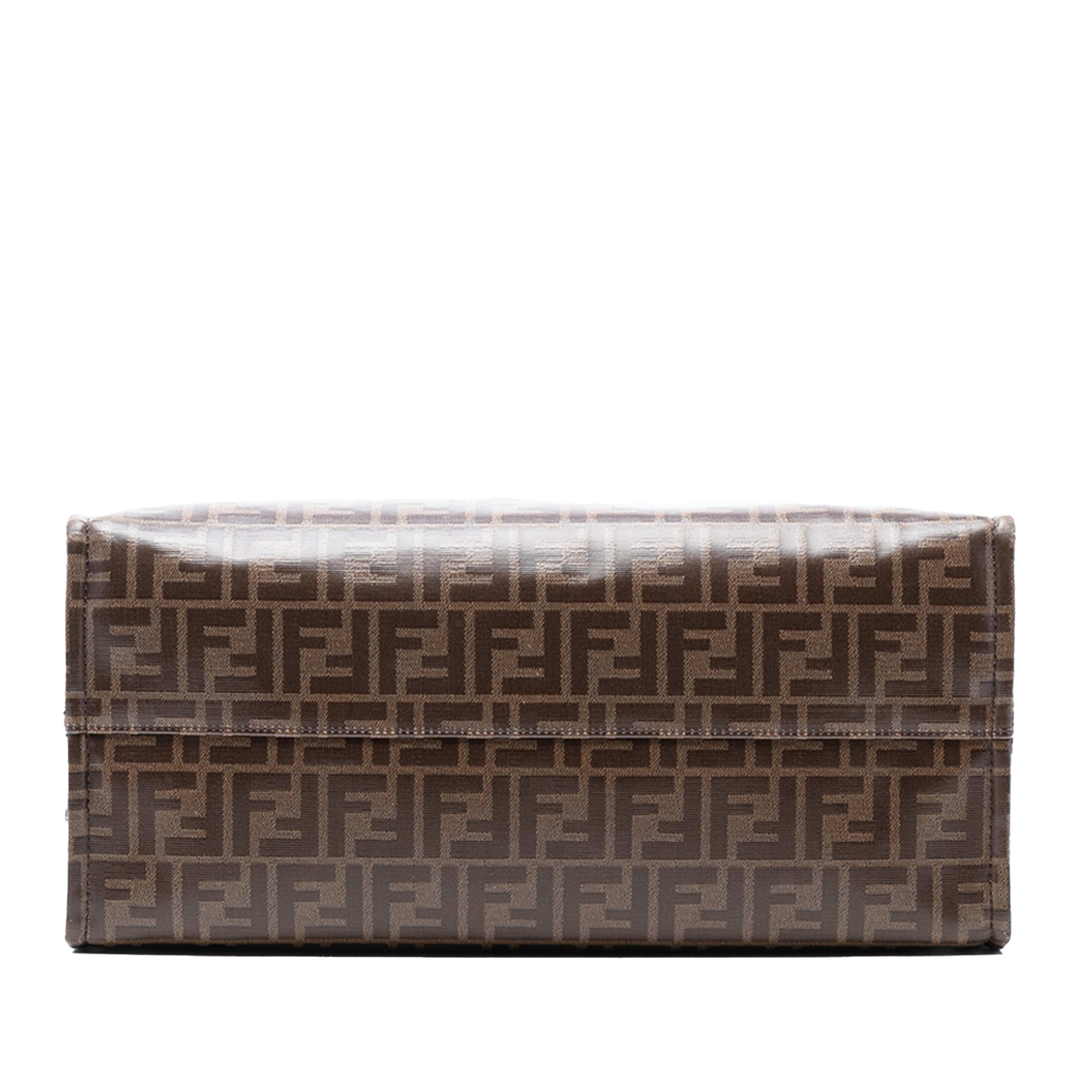Fendi Fila Glazed Fabric Ff 1974 Mania Shopping Tote, från Luxclusif, i färgen brun. Klicka för att öppna bilden i stort format