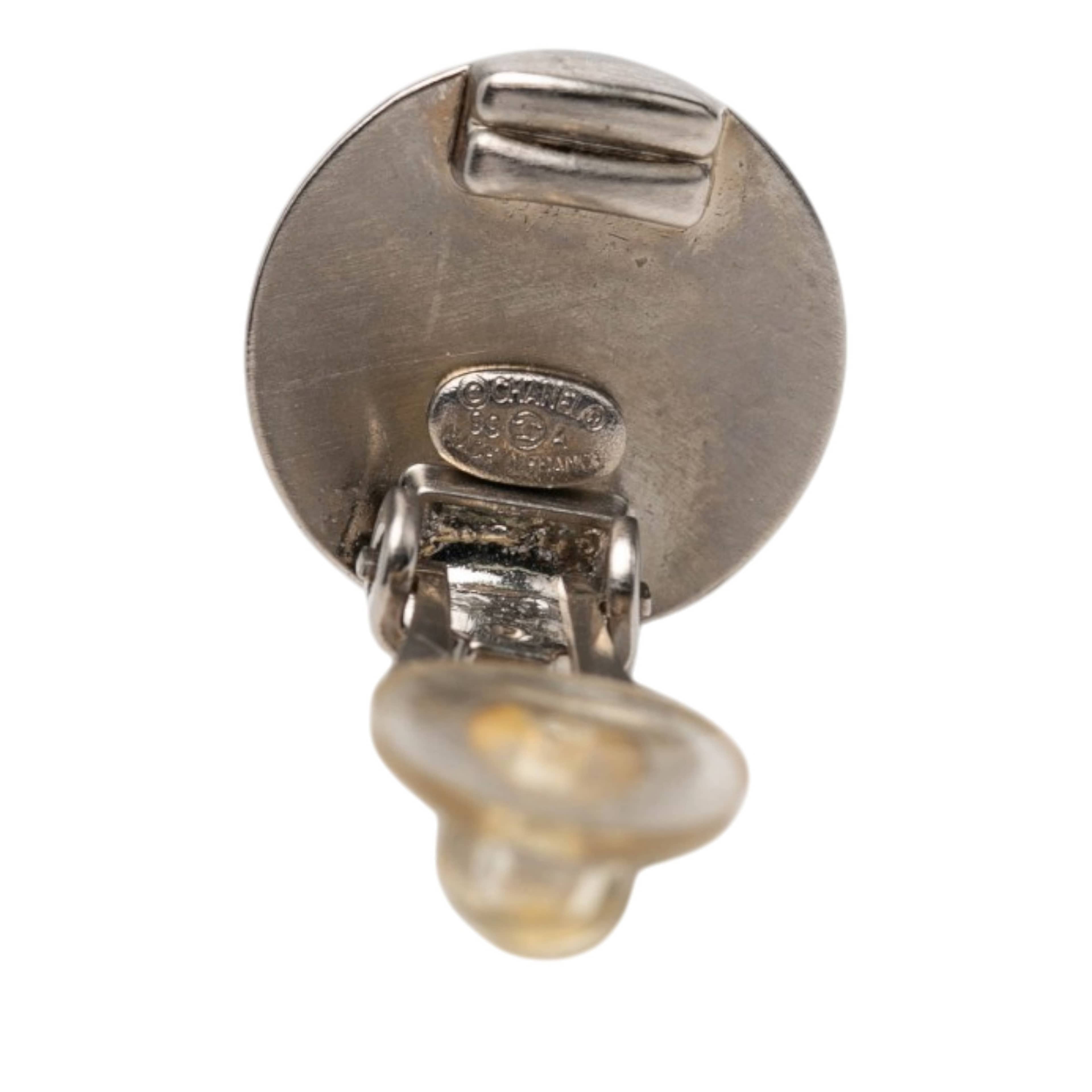 Chanel Cc Brass And Gold Plated Disc Clip On Earrings, från Luxclusif, i färgen guld. Klicka för att öppna bilden i stort format