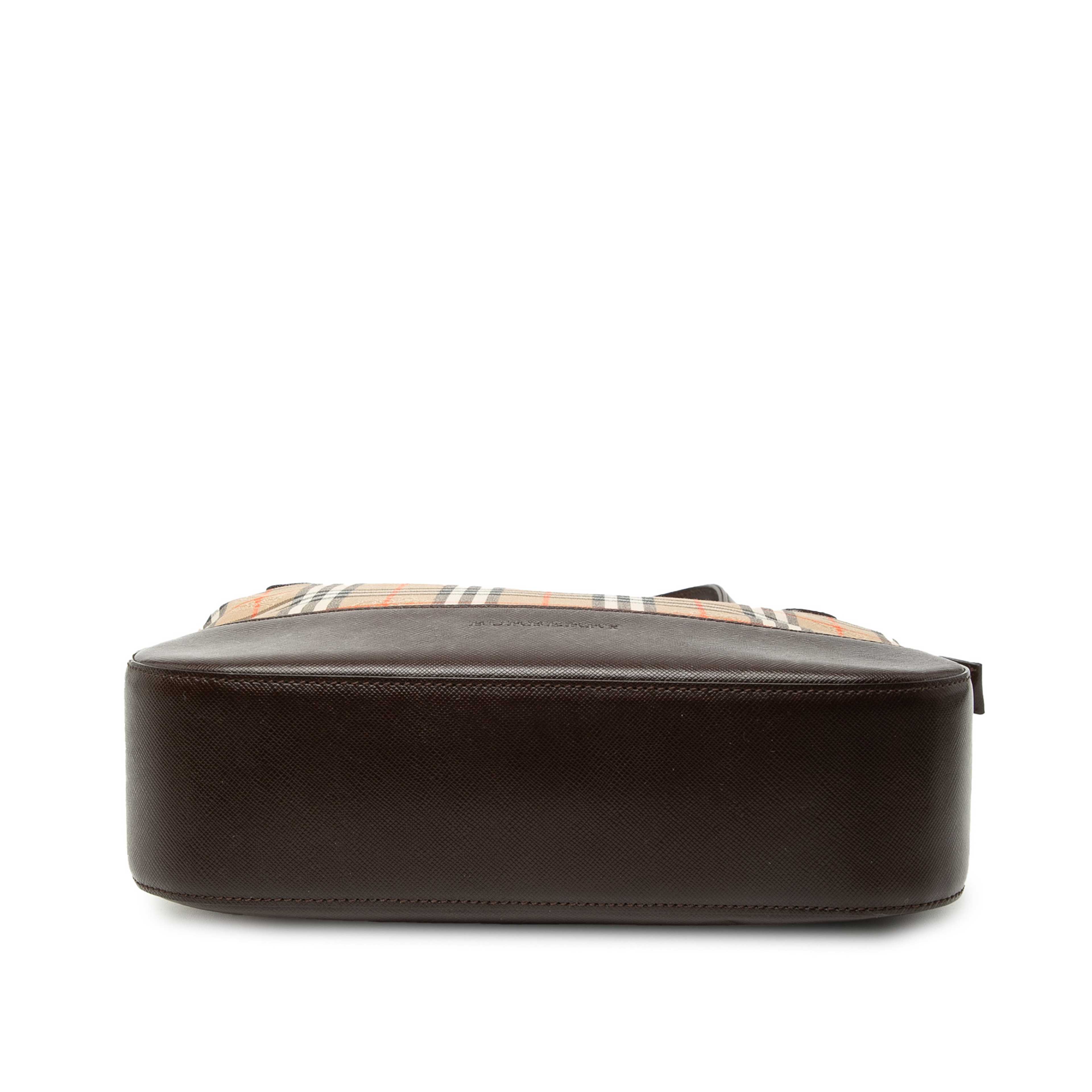 Burberry Haymarket Check Canvas Handbag, från Luxclusif, i färgen beige. Klicka för att öppna bilden i stort format