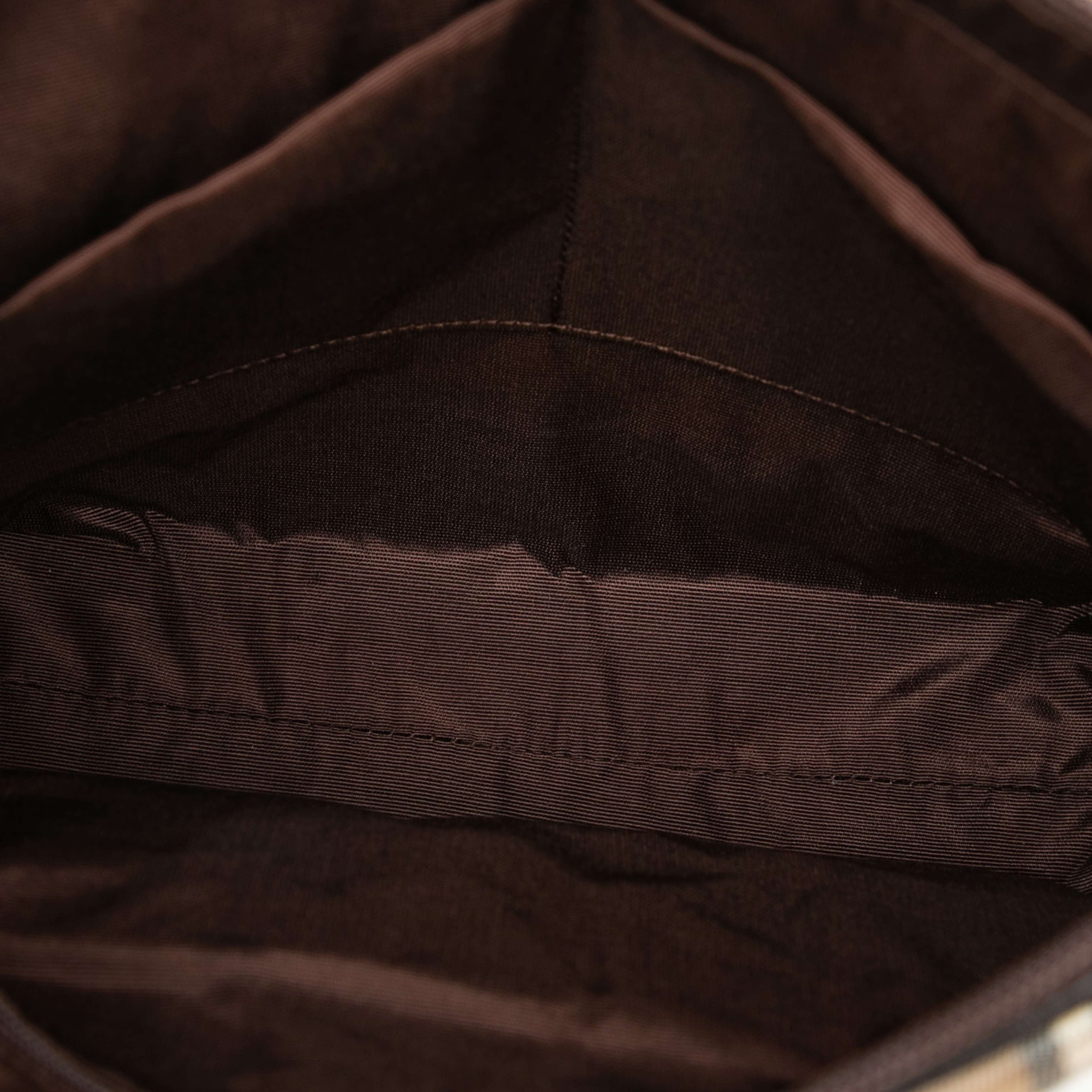 Burberry Haymarket Check Canvas Handbag, från Luxclusif, i färgen beige. Klicka för att öppna bilden i stort format