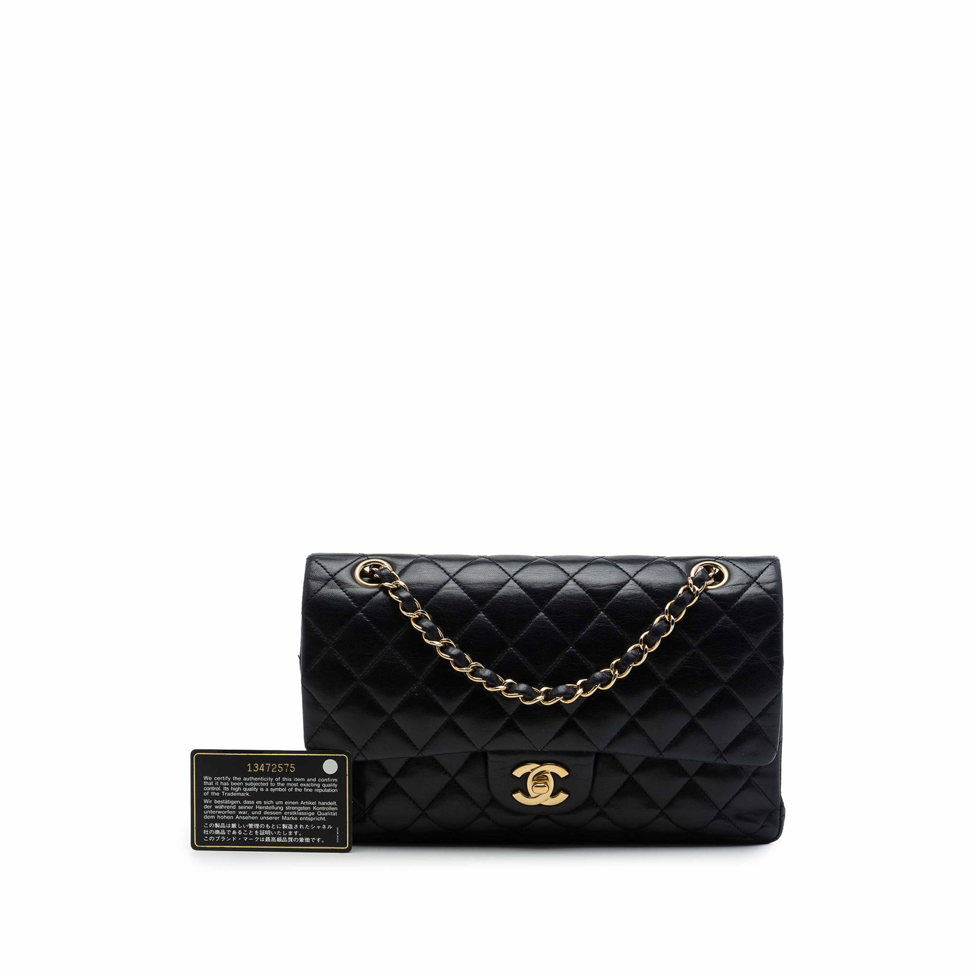 Chanel Medium Classic Lambskin Double Flap, från Luxclusif, i färgen svart. Klicka för att öppna bilden i stort format