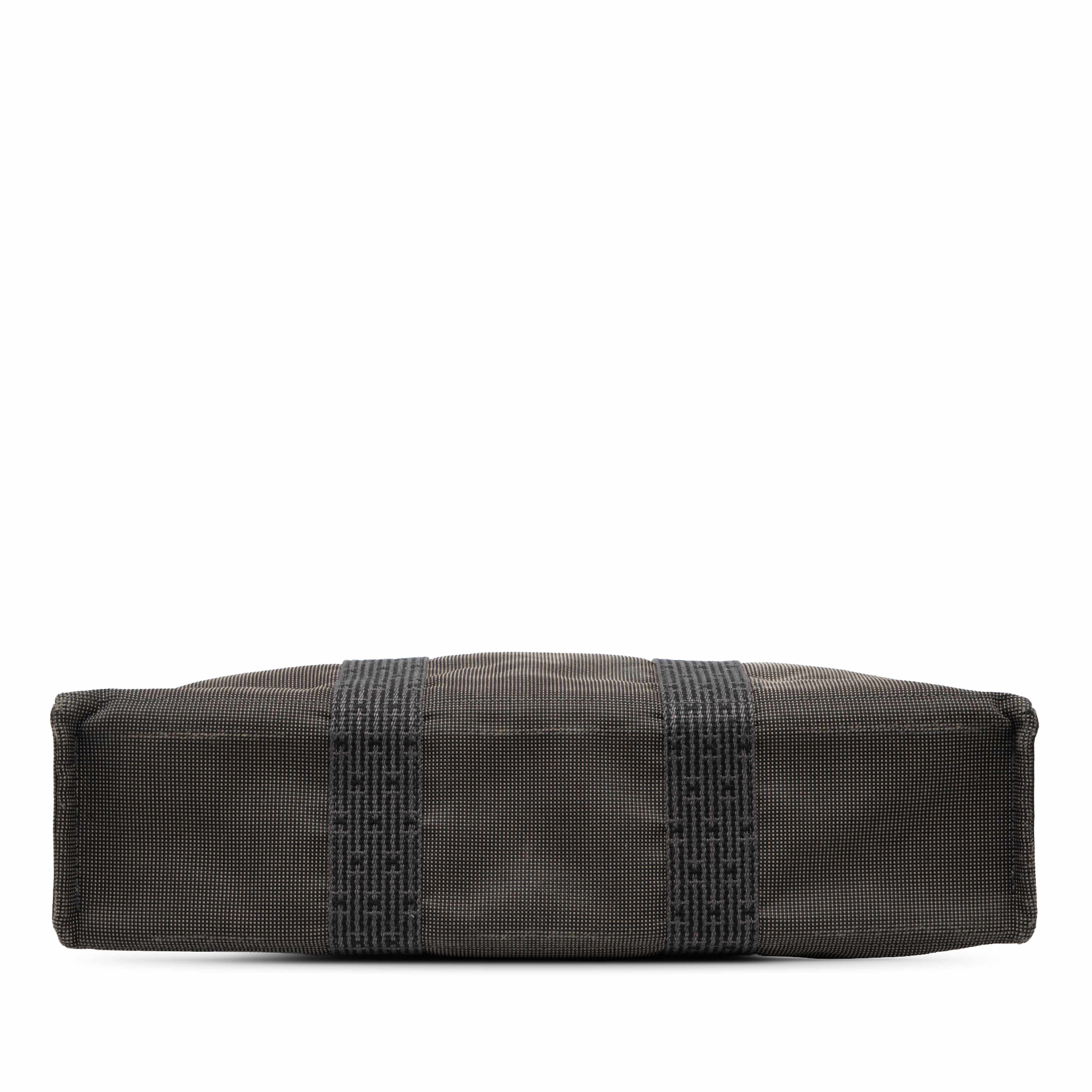 Hermès Canvas Herline Mm, från Luxclusif, i färgen dark gray. Klicka för att öppna bilden i stort format