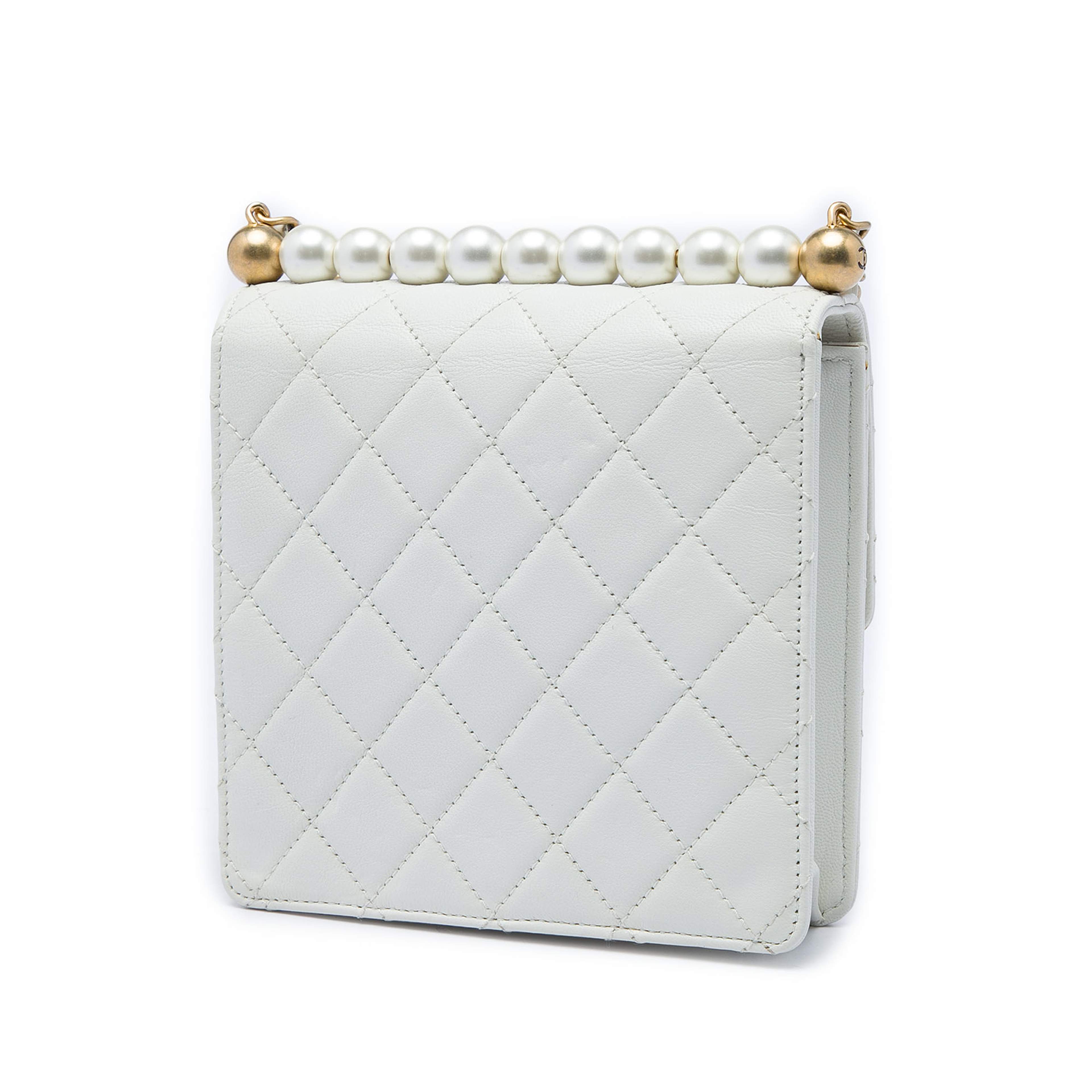 Chanel Small Quilted Lambskin Chic Pearls Flap, från Luxclusif, i färgen vit. Klicka för att öppna bilden i stort format