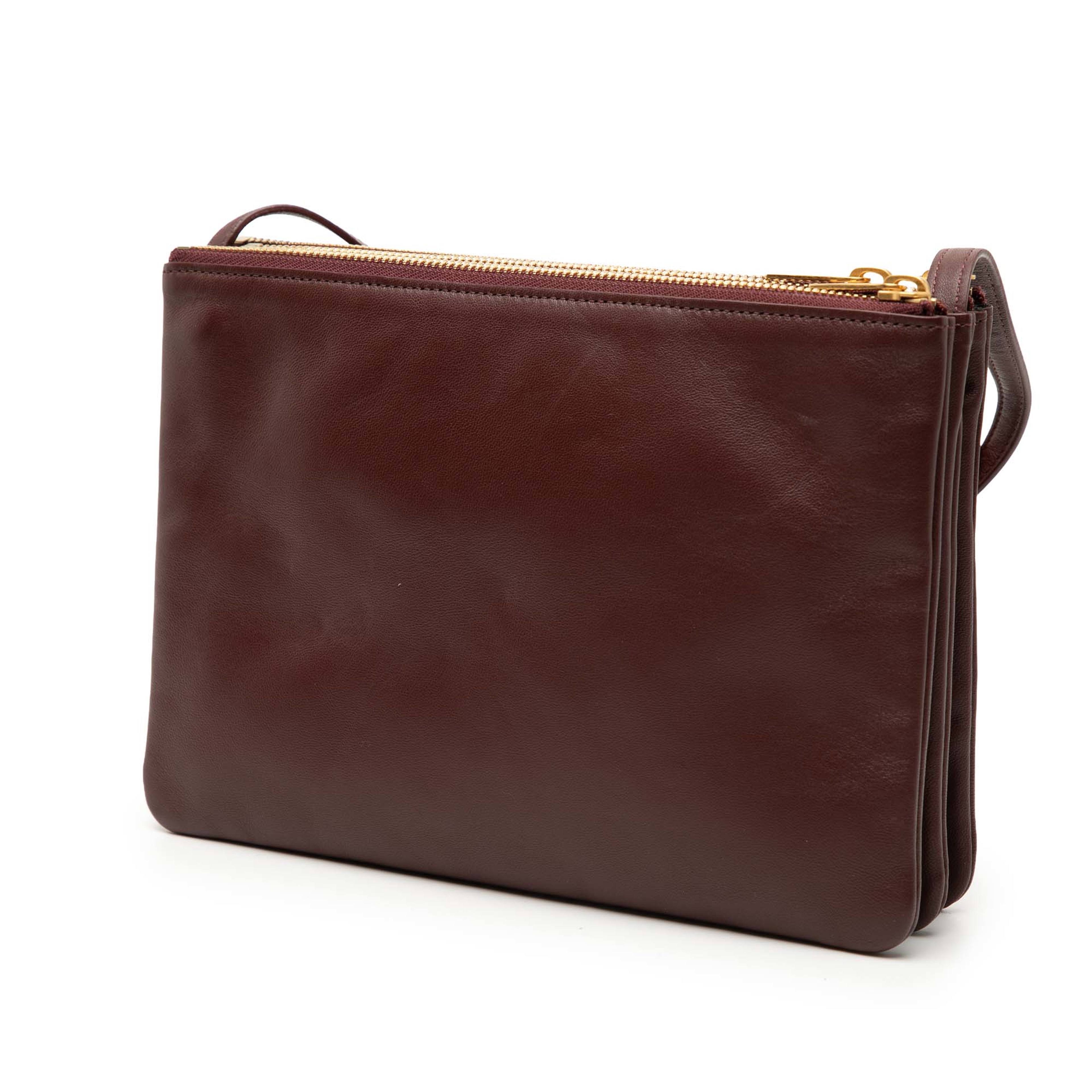 Celine Large Lambskin Trio Crossbody, från Luxclusif, i färgen bordeaux. Klicka för att öppna bilden i stort format