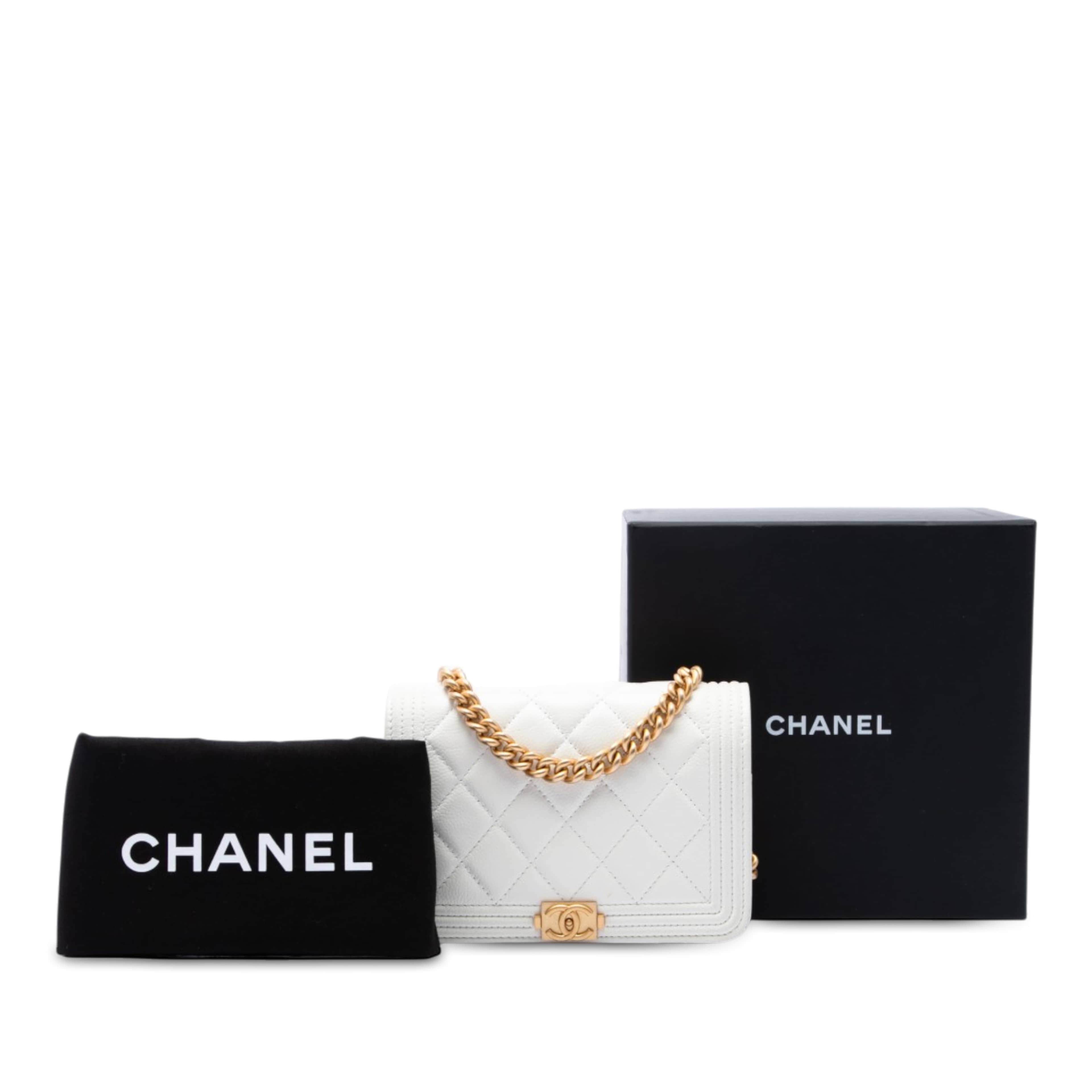 Chanel Mini Quilted Caviar Boy Wallet On Chain, från Luxclusif, i färgen vit. Klicka för att öppna bilden i stort format