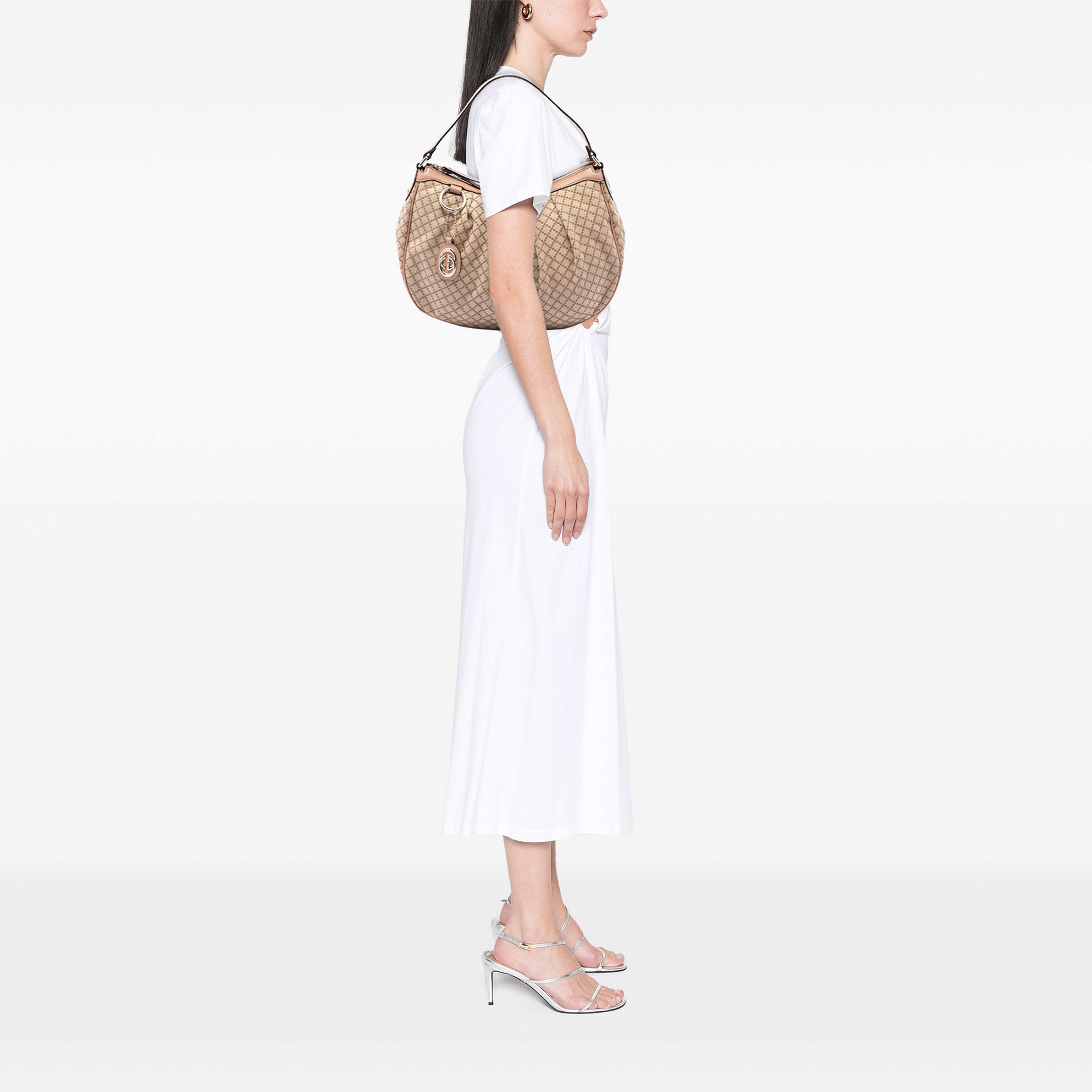 Gucci Diamante Canvas Sukey Shoulder Bag, från Luxclusif, i färgen beige. Klicka för att öppna bilden i stort format