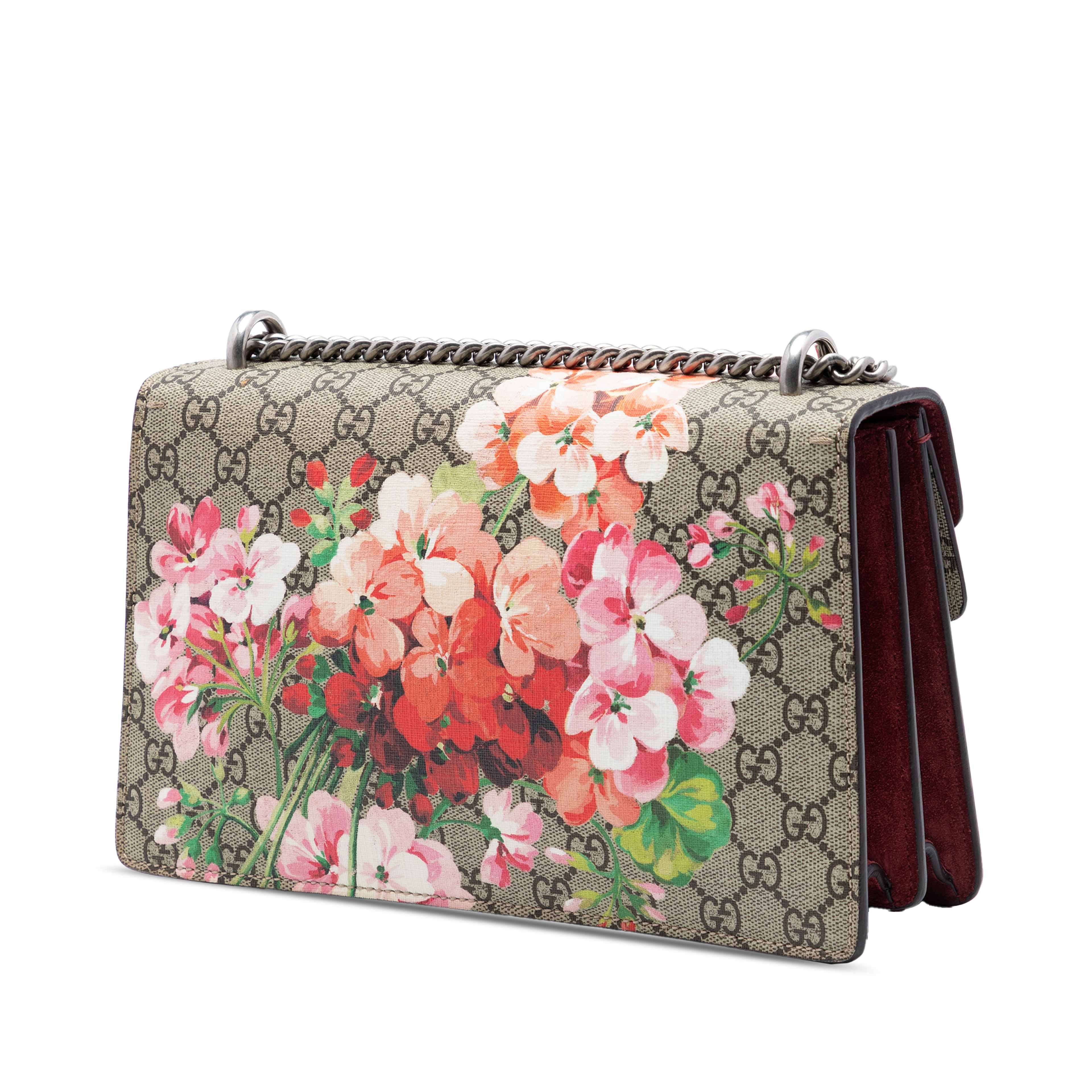 Gucci Medium Gg Supreme Blooms Dionysus Shoulder Bag, från Luxclusif, i färgen röd. Klicka för att öppna bilden i stort format