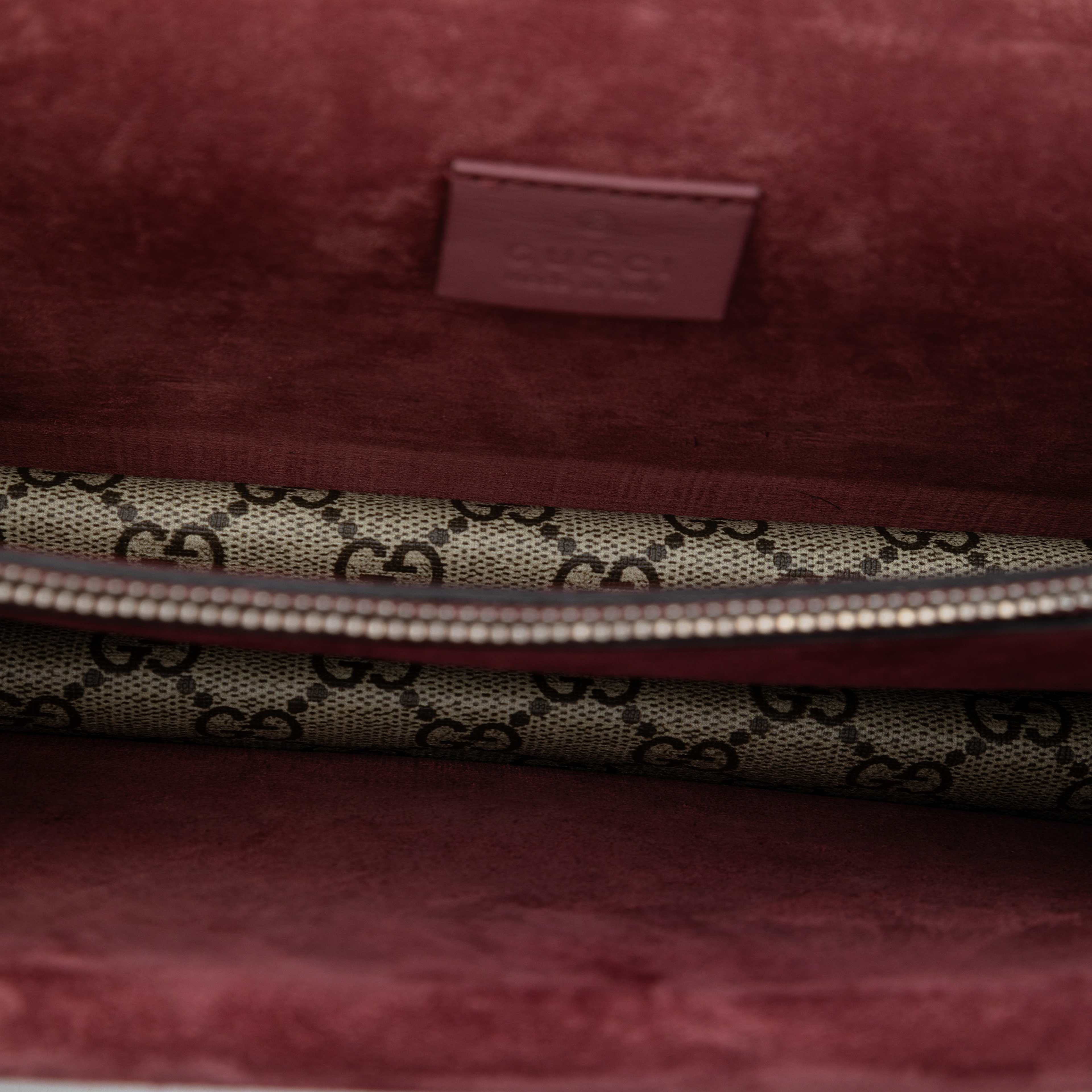 Gucci Medium Gg Supreme Blooms Dionysus Shoulder Bag, från Luxclusif, i färgen beige. Klicka för att öppna bilden i stort format
