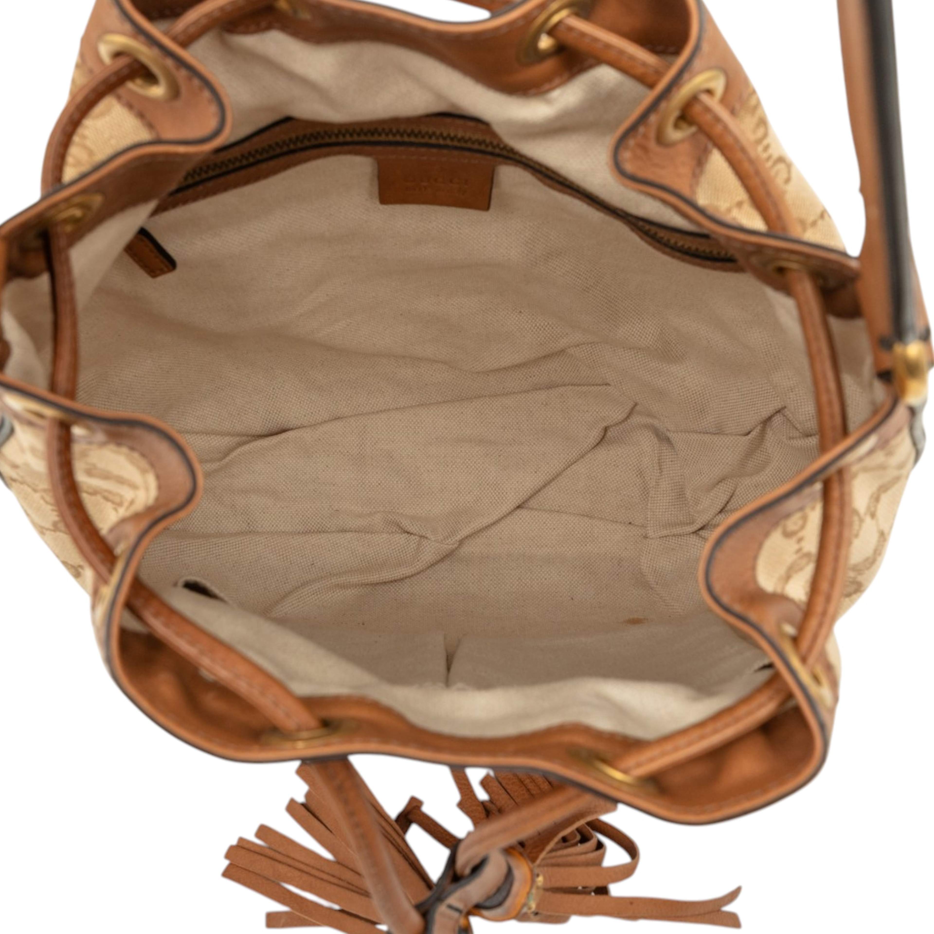 Gucci Gg Canvas Web Rania Drawstring Hobo, från Luxclusif, i färgen beige. Klicka för att öppna bilden i stort format