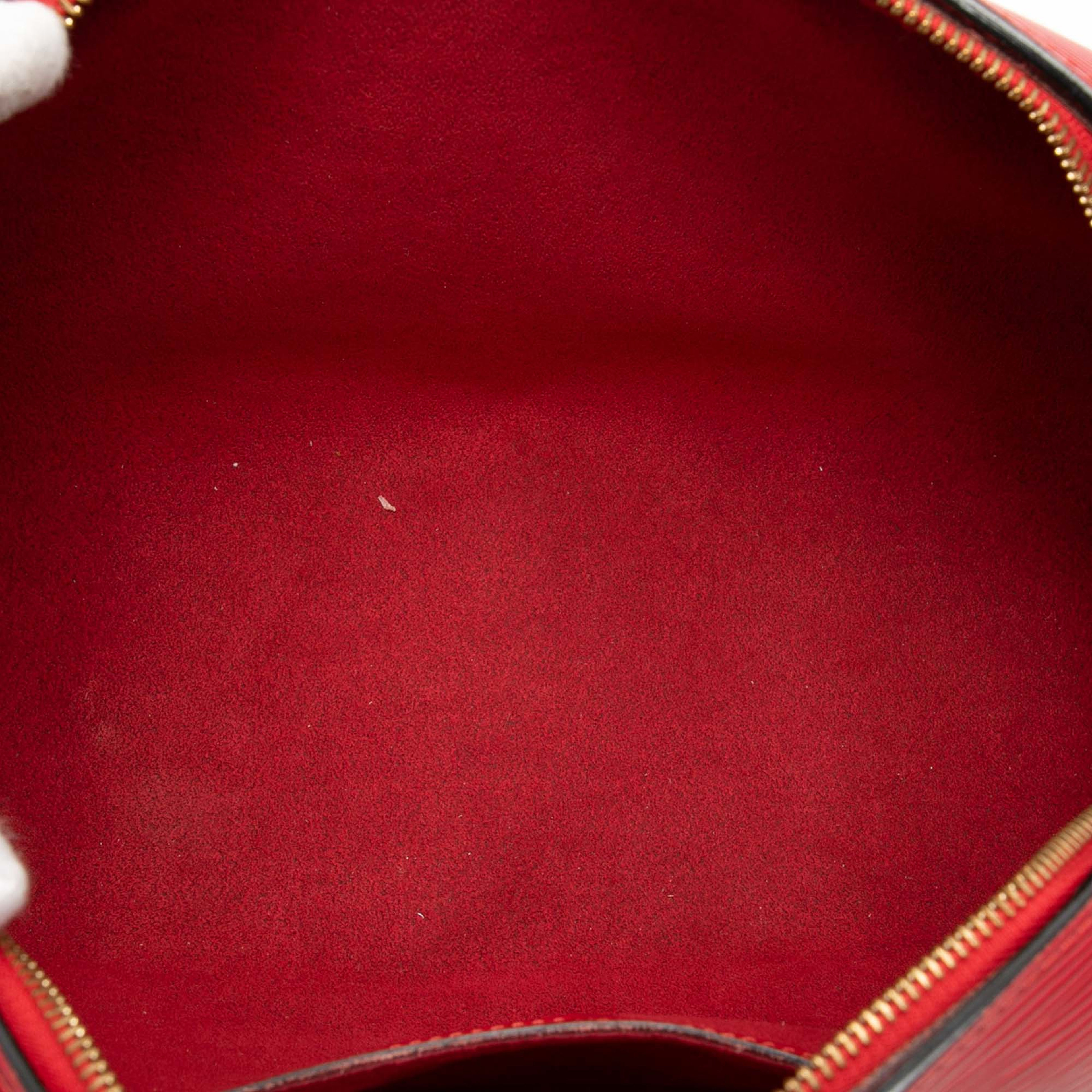 Louis Vuitton Epi Soufflot, från Luxclusif, i färgen red. Klicka för att öppna bilden i stort format