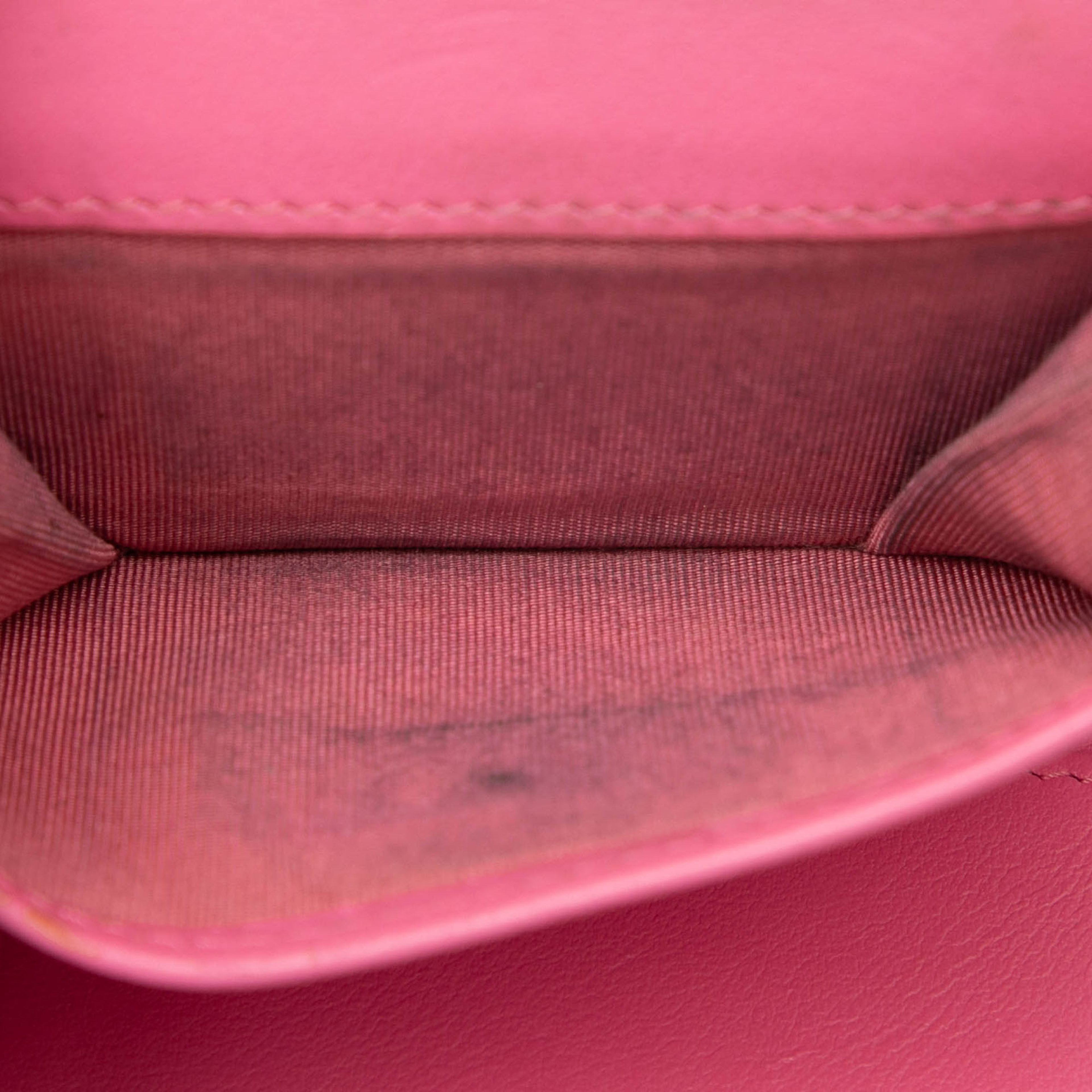 Chanel Chevron Caviar Boy Trifold Small Wallet, från Luxclusif, i färgen pink. Klicka för att öppna bilden i stort format