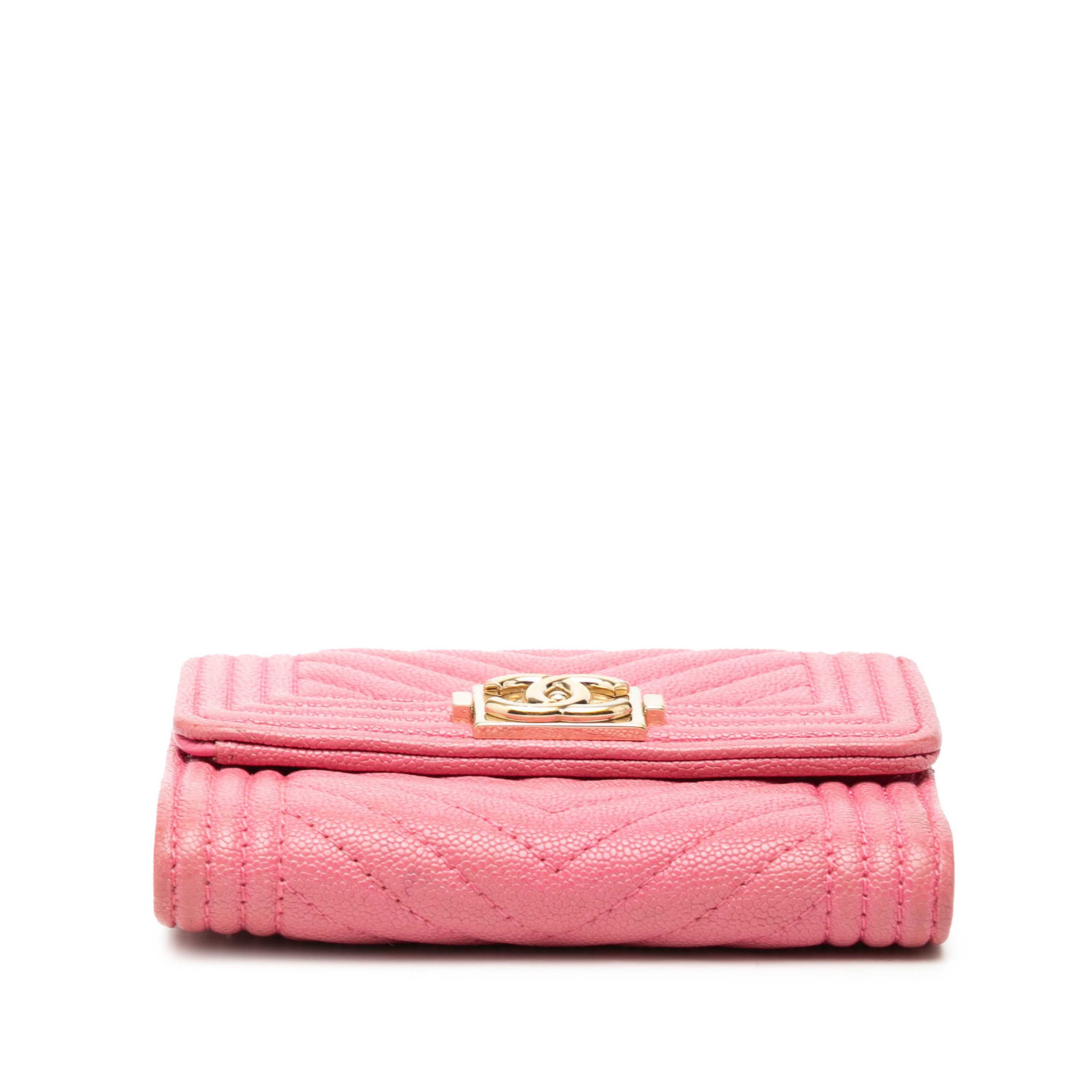 Chanel Chevron Caviar Boy Trifold Small Wallet, från Luxclusif, i färgen pink. Klicka för att öppna bilden i stort format
