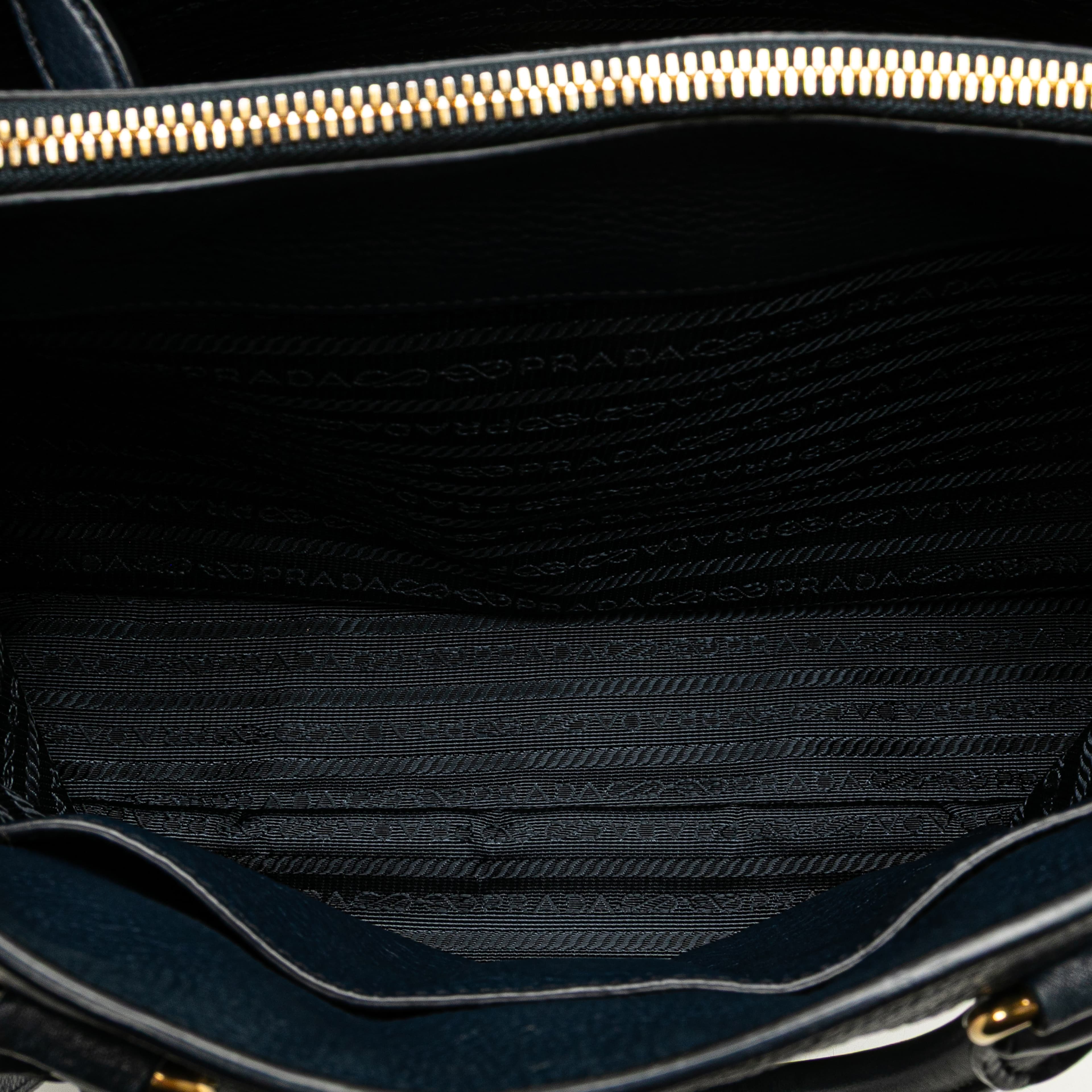 Prada Vitello Daino Open Convertible Tote, från Luxclusif, i färgen midnight blue. Klicka för att öppna bilden i stort format