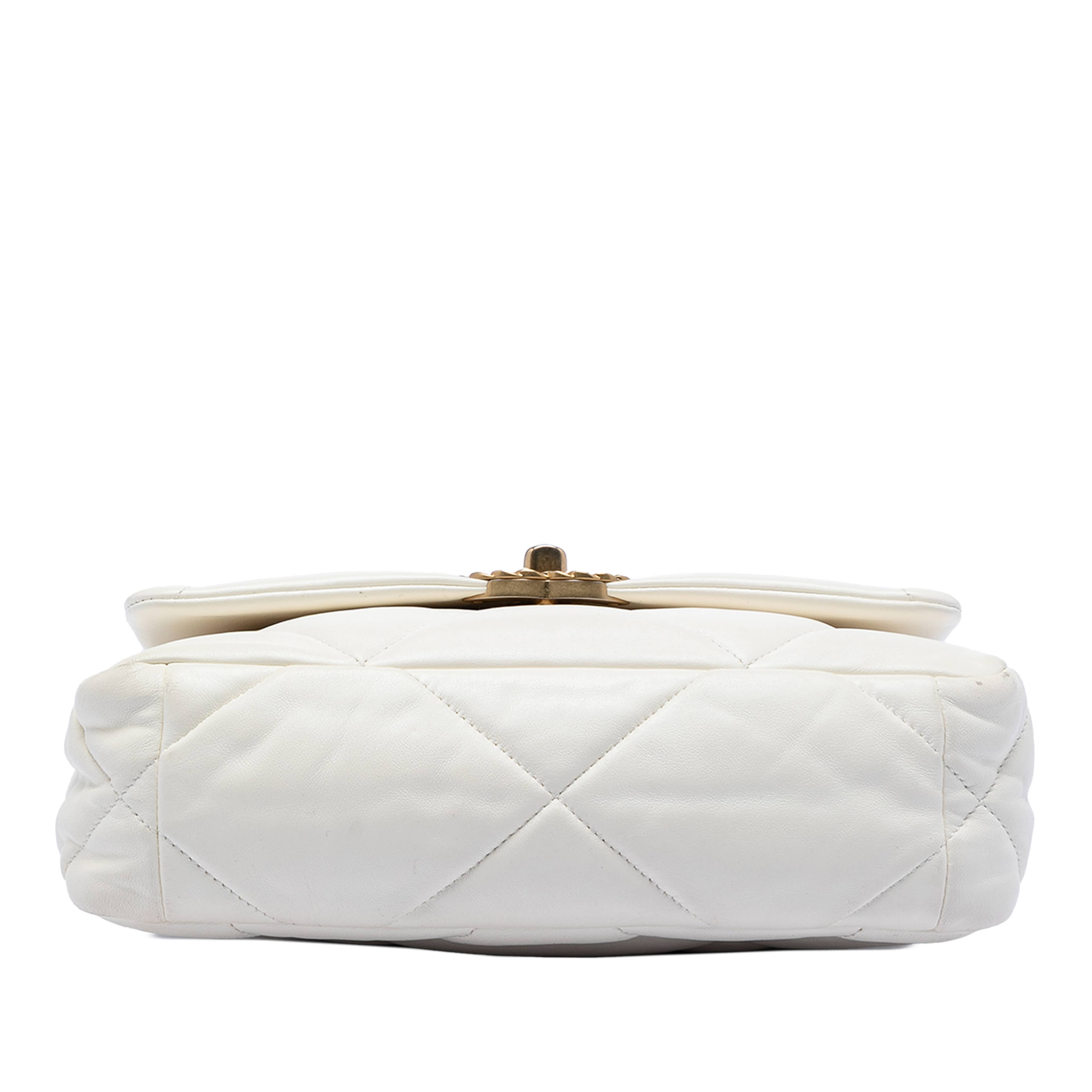 Chanel Medium Lambskin 19 Flap, från Luxclusif, i färgen white. Klicka för att öppna bilden i stort format