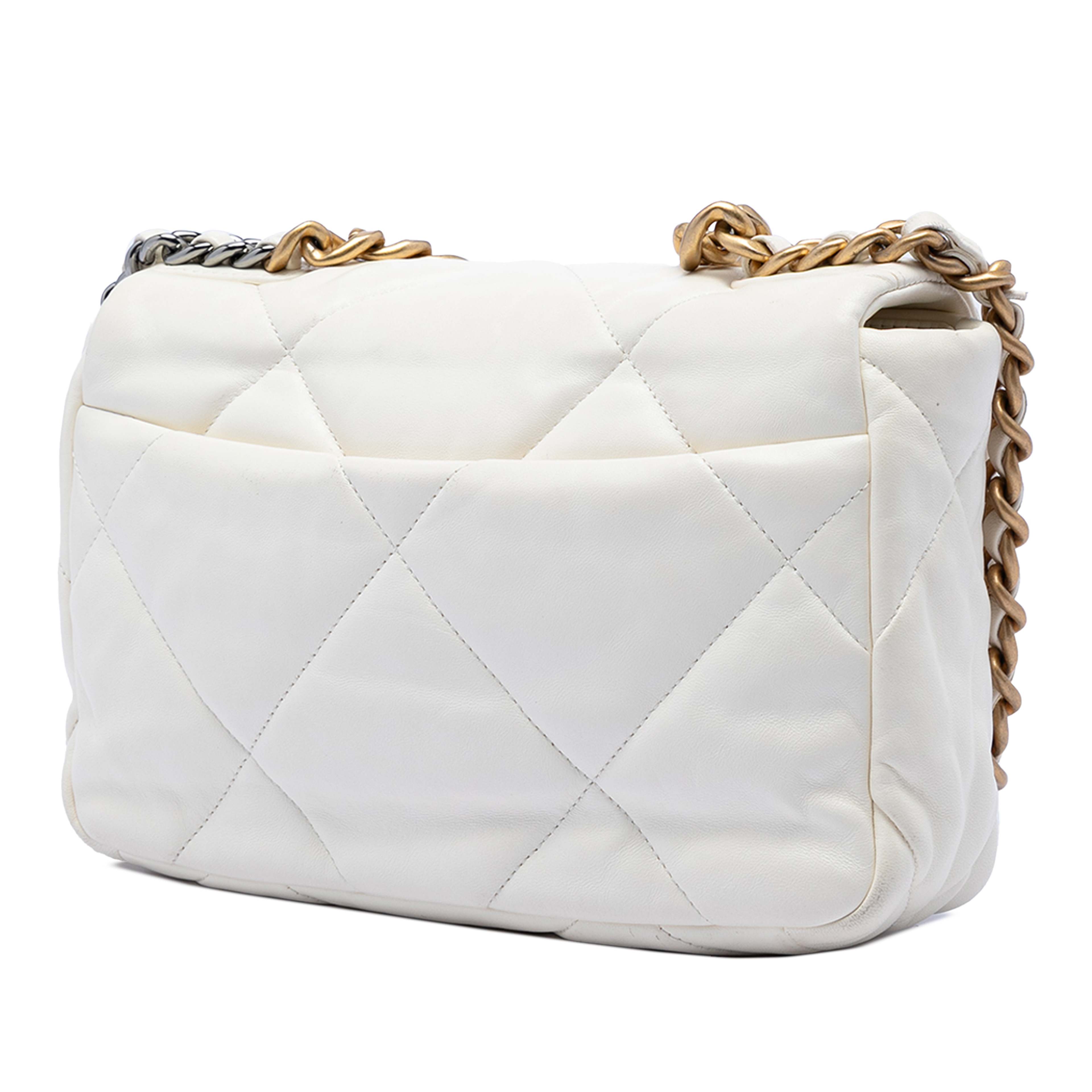 Chanel Medium Lambskin 19 Flap, från Luxclusif, i färgen vit. Klicka för att öppna bilden i stort format