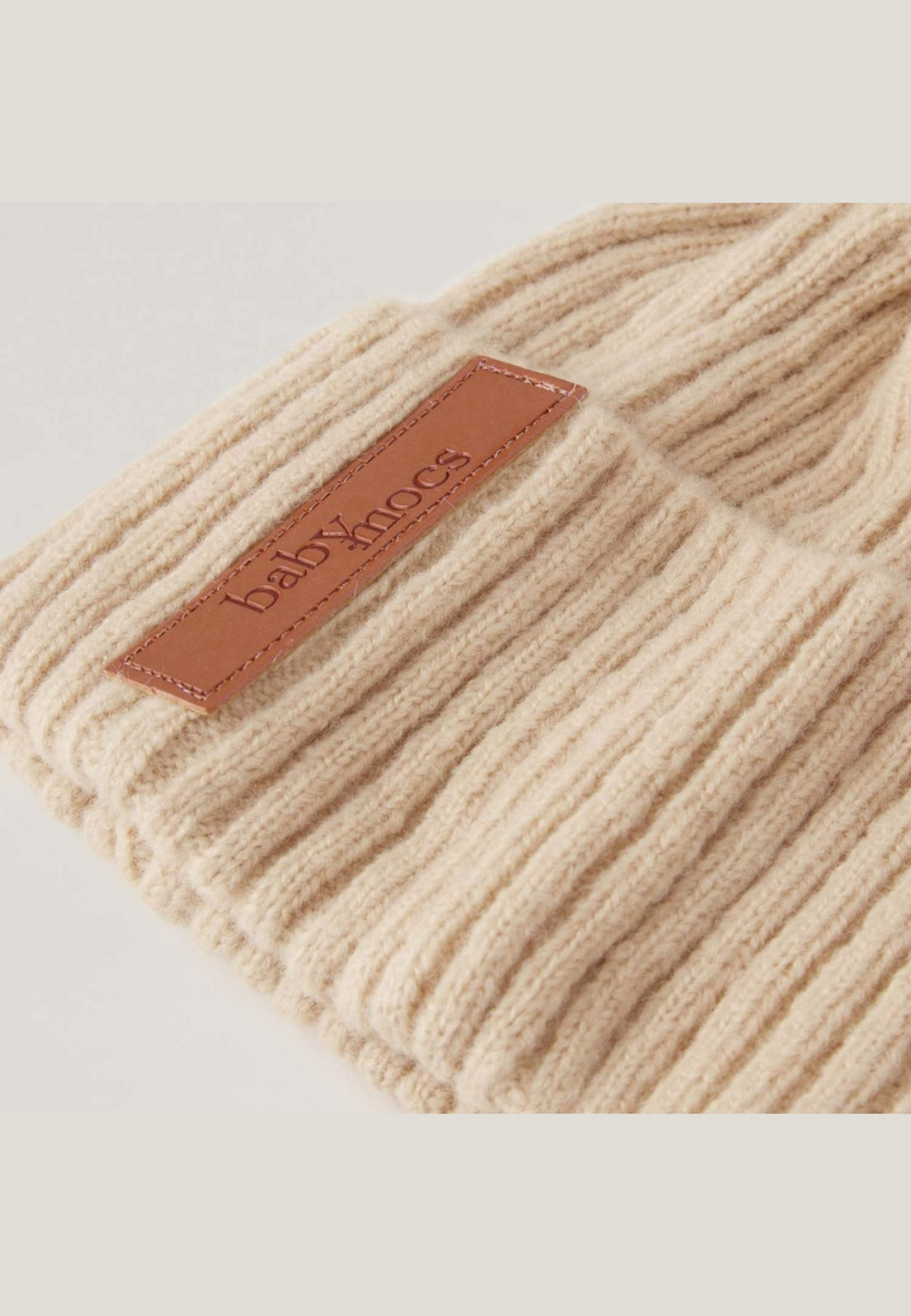 Beanie, från BabyMocs, i färgen beige. Klicka för att öppna bilden i stort format