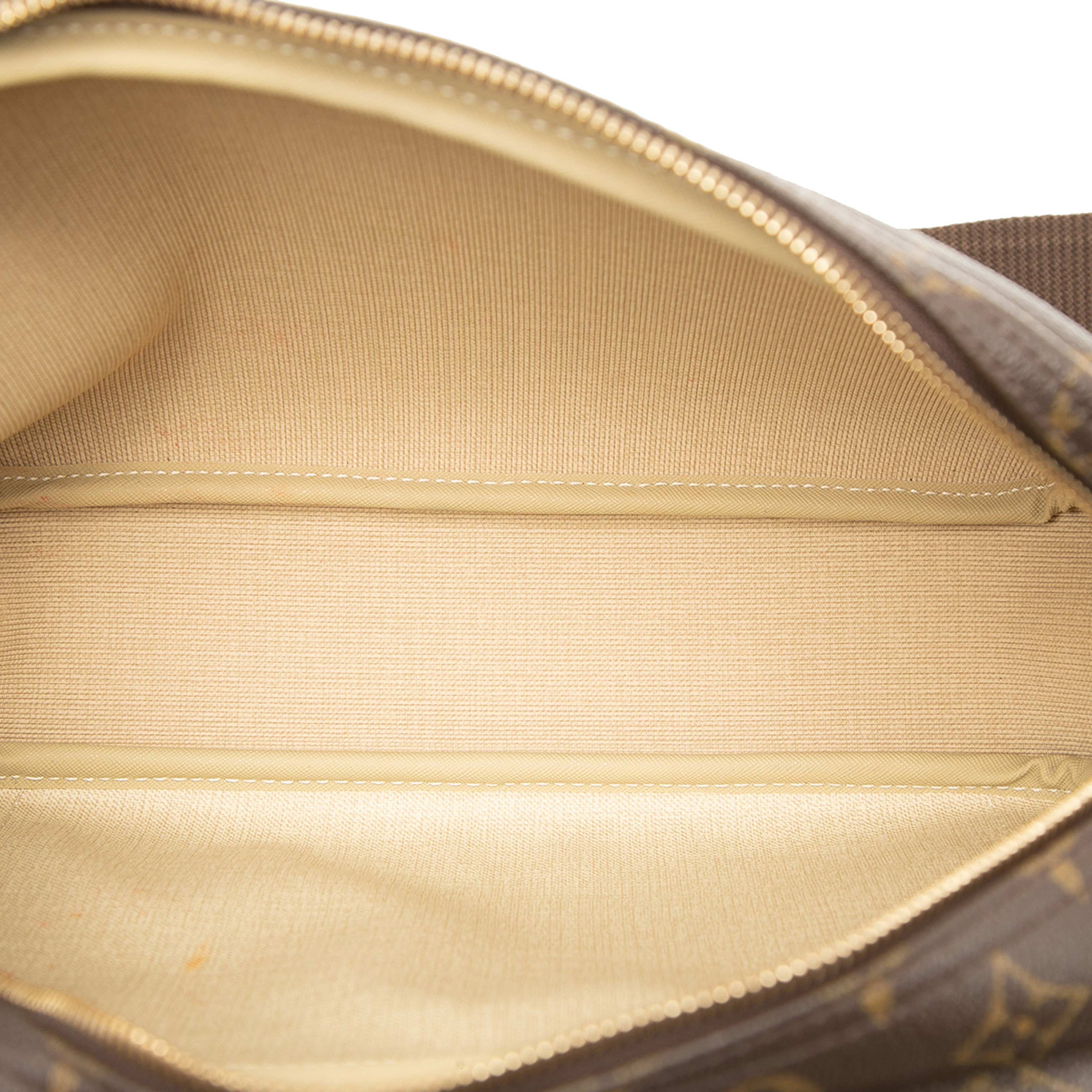 Louis Vuitton Monogram Reporter Pm, från Luxclusif, i färgen brun. Klicka för att öppna bilden i stort format