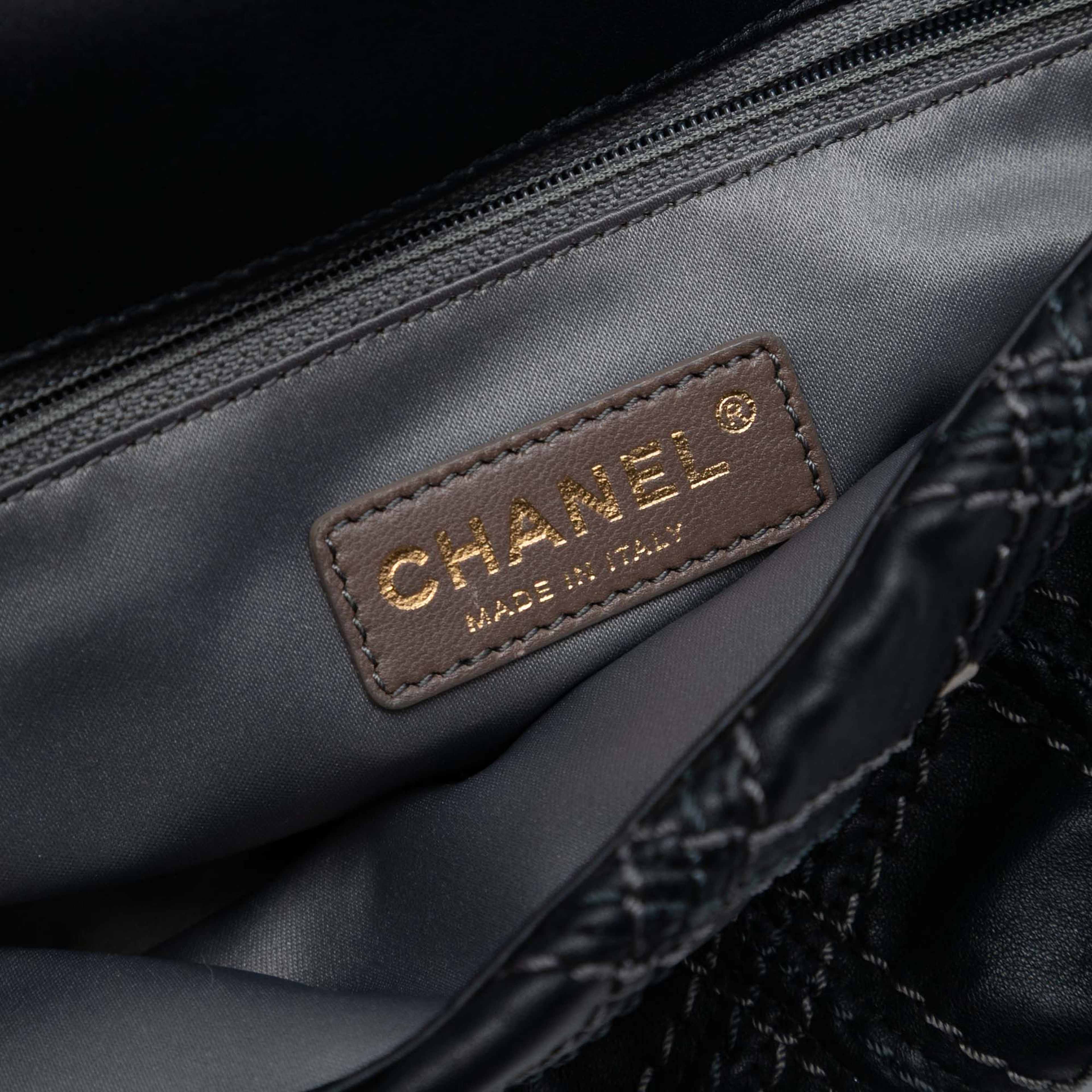 Chanel Paris Bombay Medium Cc Calfskin Triptych Flap, från Luxclusif, i färgen charcoal. Klicka för att öppna bilden i stort format