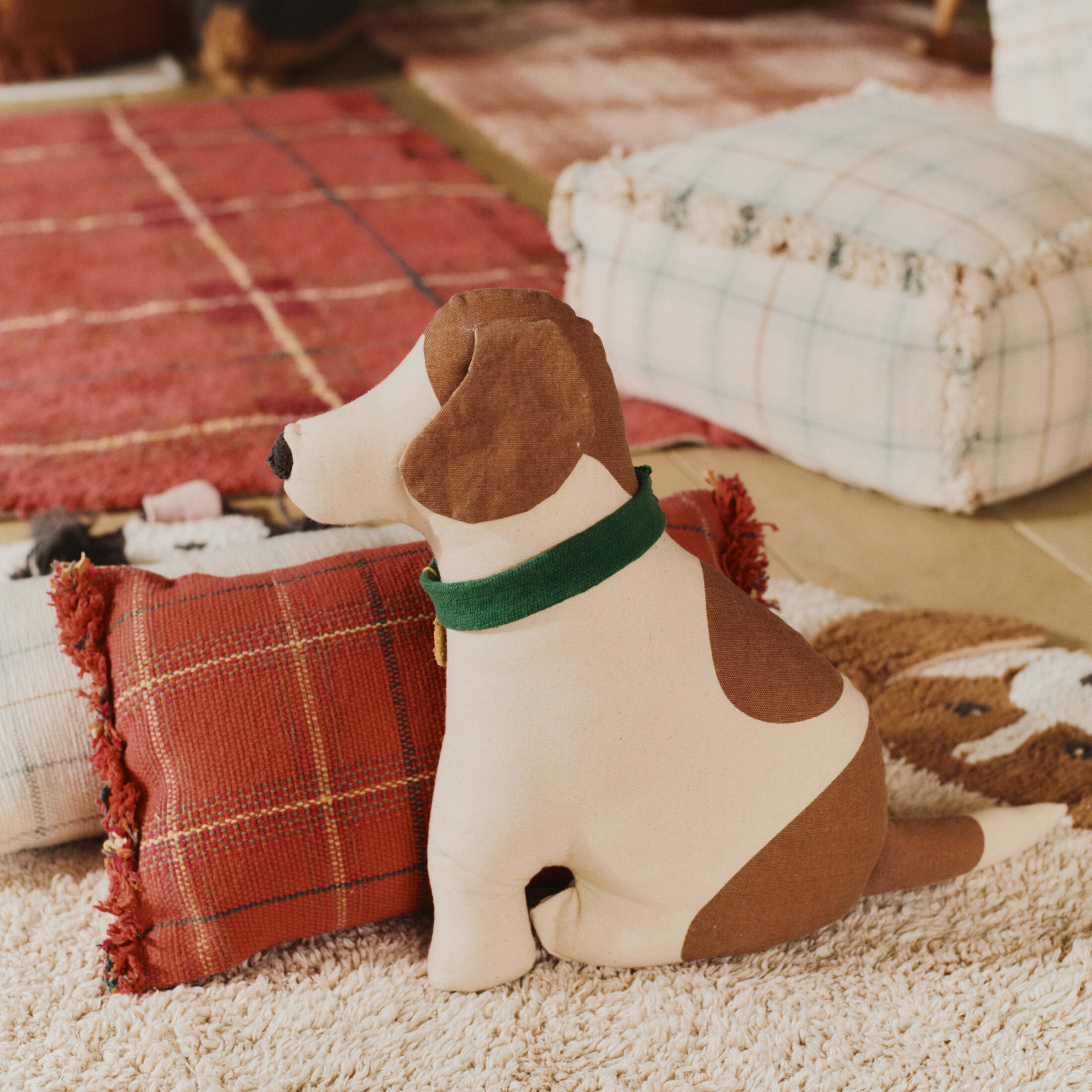 Handvävd Kudde, från LORENA CANALS, i färgen lönnröd, fushia, terrakotta, jordbrun, ankgrön, honung. Klicka för att öppna bilden i stort format