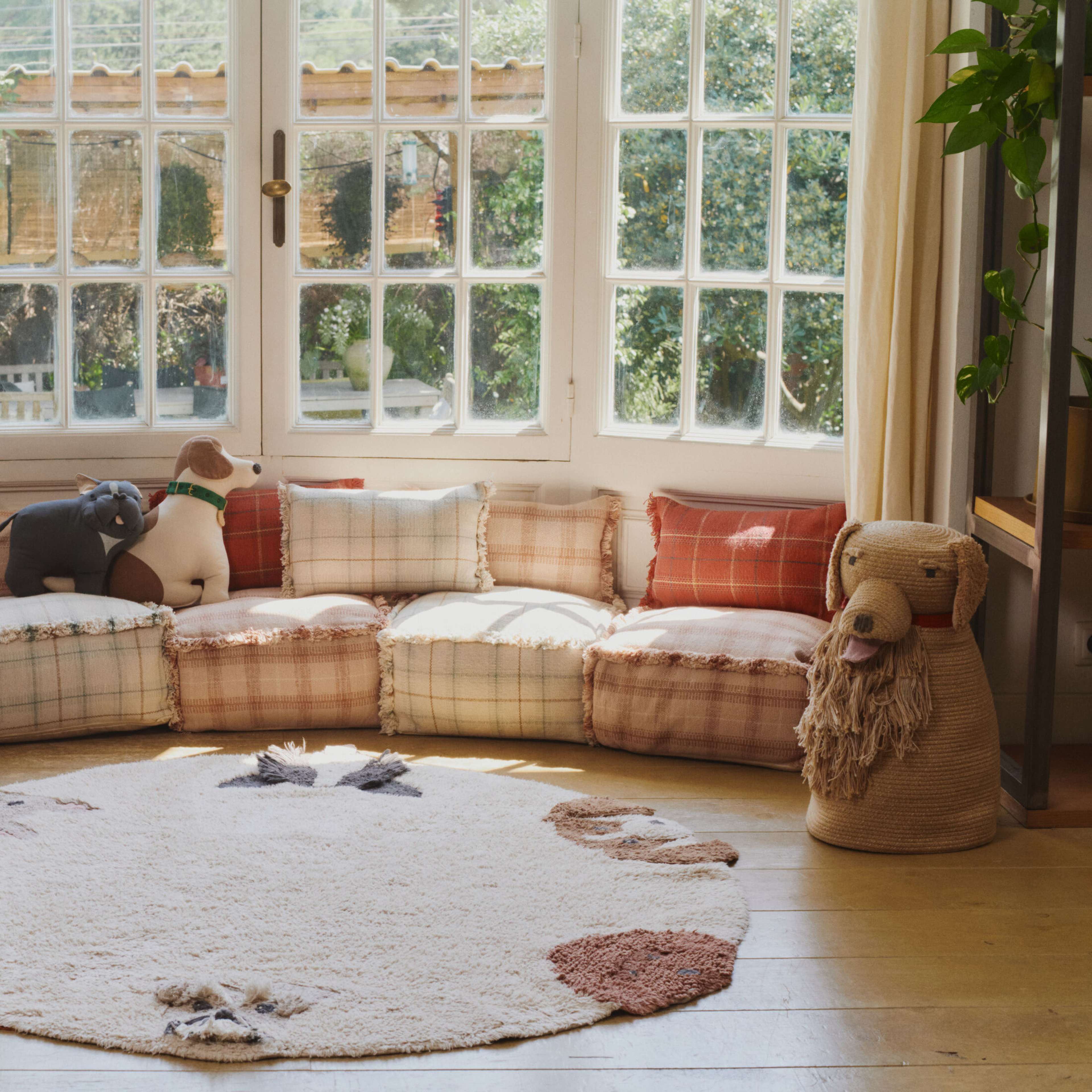 Handvävd Kudde, från LORENA CANALS, i färgen lönnröd, fushia, terrakotta, jordbrun, ankgrön, honung. Klicka för att öppna bilden i stort format