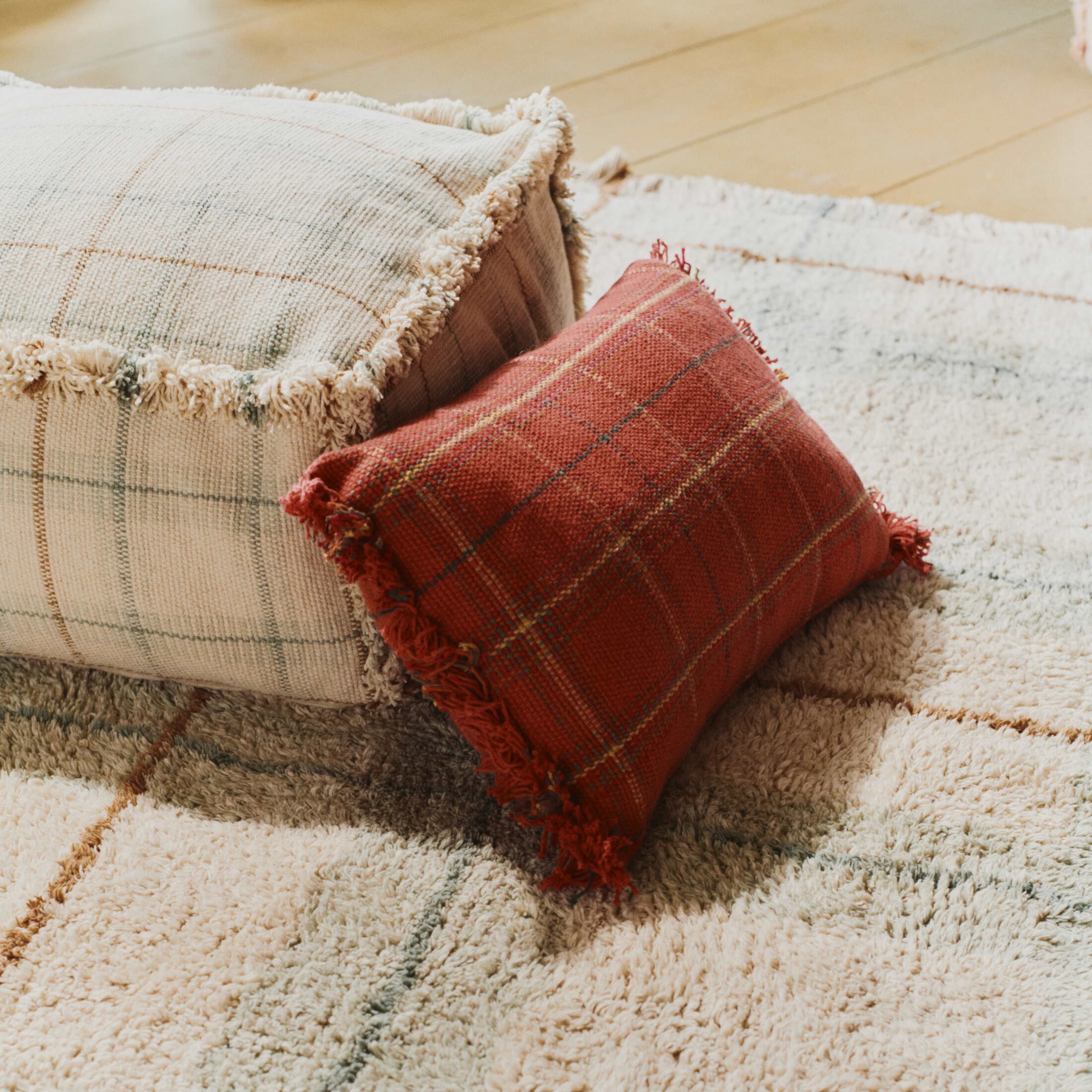 Handvävd Kudde, från LORENA CANALS, i färgen lönnröd, fushia, terrakotta, jordbrun, ankgrön, honung. Klicka för att öppna bilden i stort format