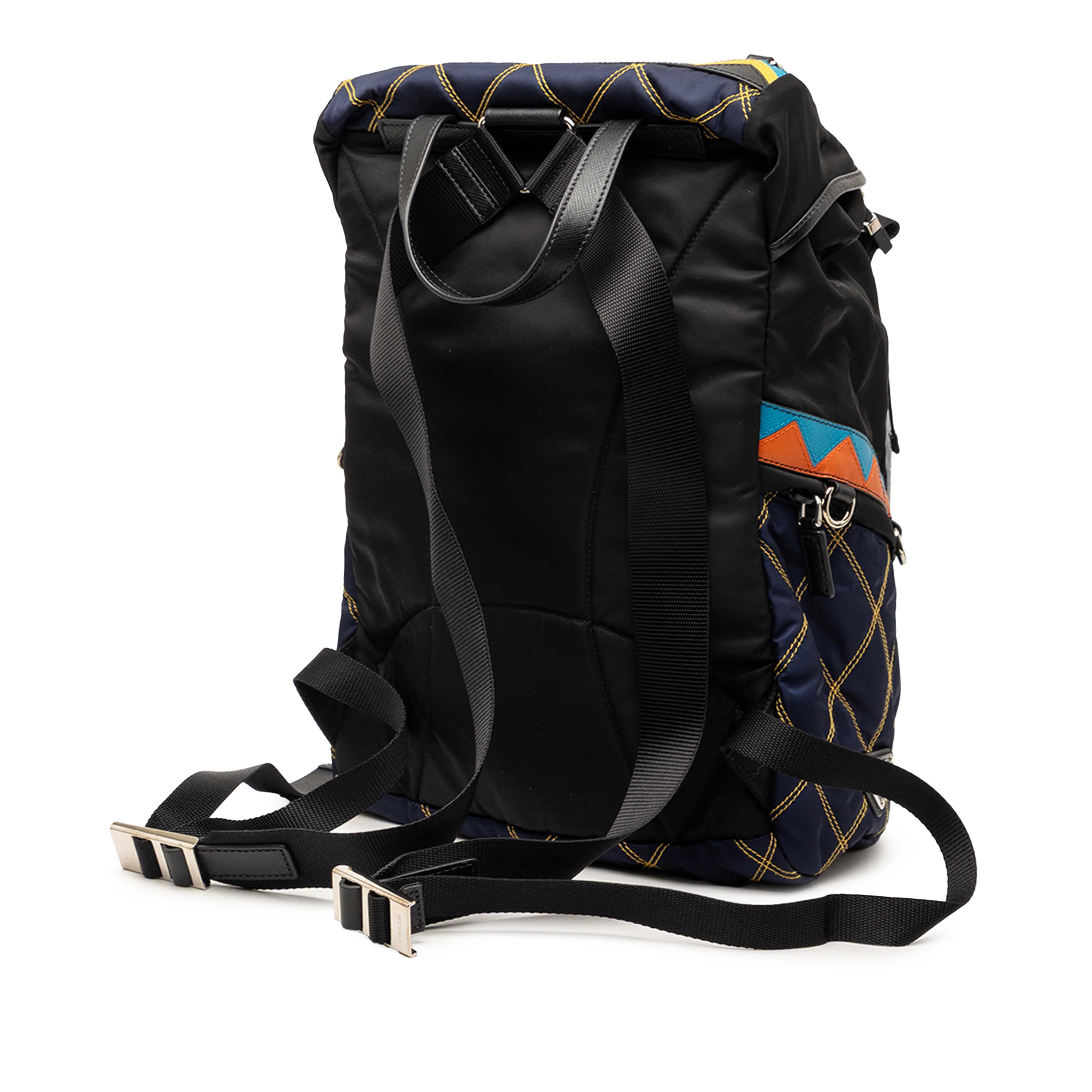 Prada Tessuto Impunturato Double Buckle Backpack, från Luxclusif, i färgen black. Klicka för att öppna bilden i stort format