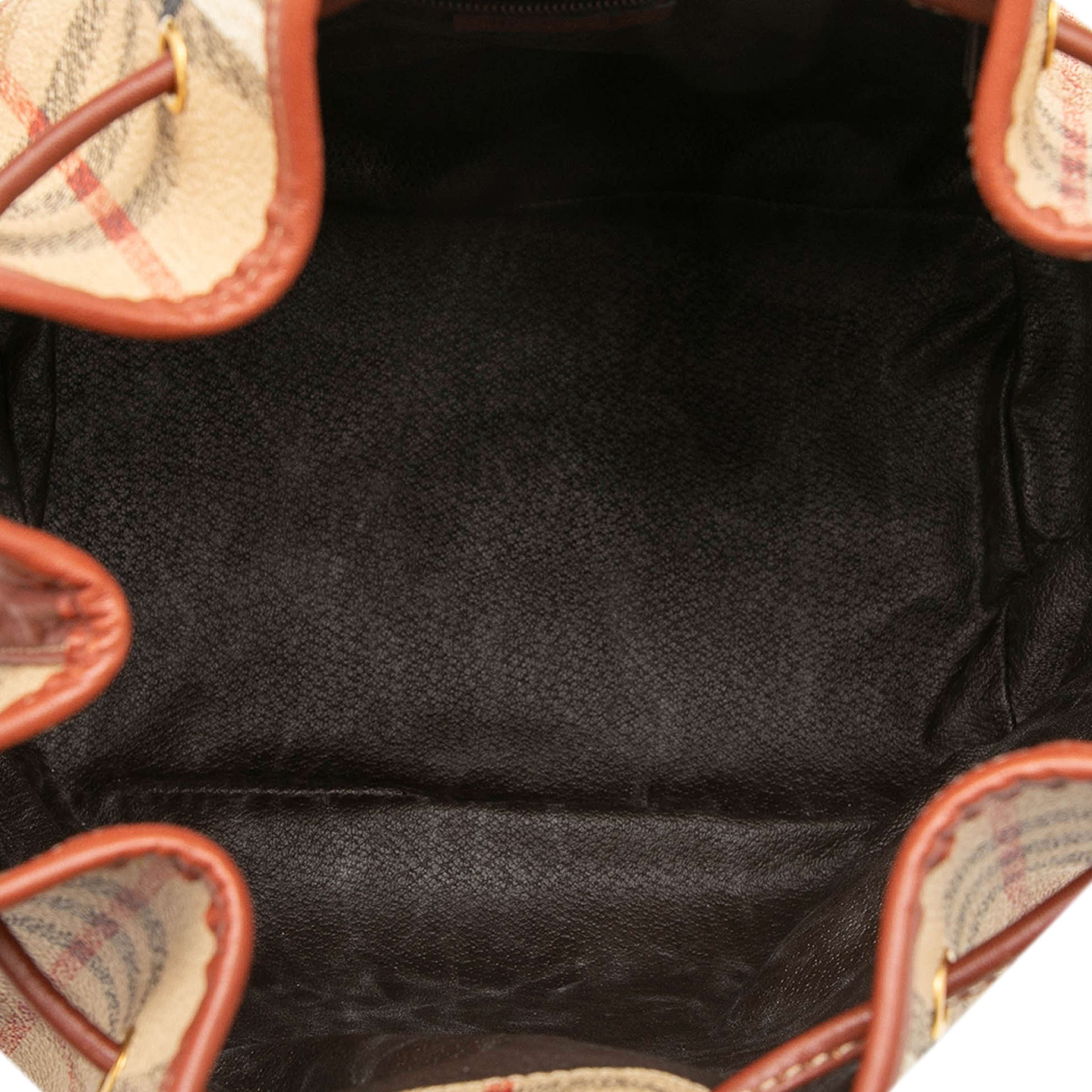 Burberry Haymarket Check Coated Canvas Drawstring Bucket Bag, från Luxclusif, i färgen beige. Klicka för att öppna bilden i stort format