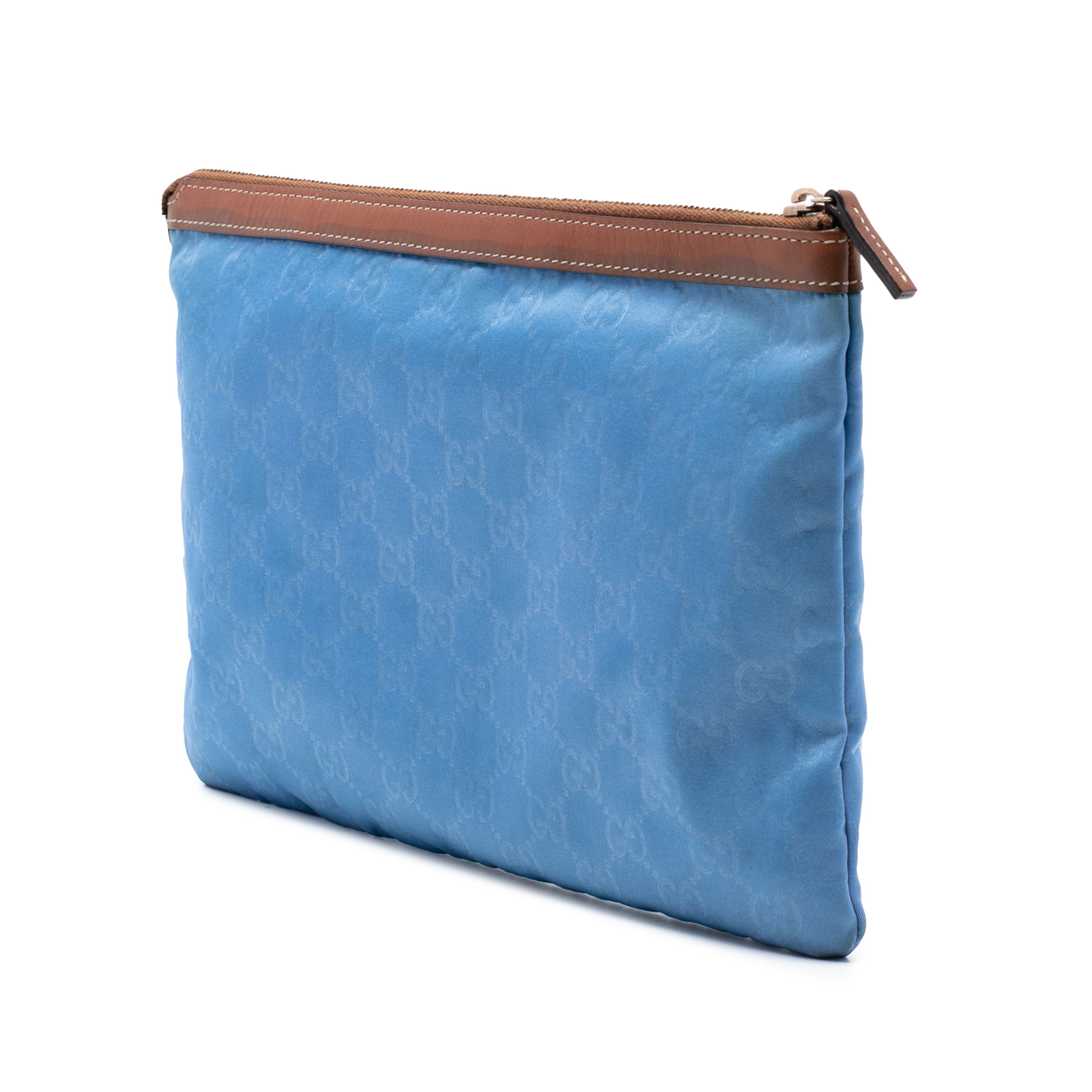 Gucci Gg Nylon Top Zip Clutch, från Luxclusif, i färgen light blue. Klicka för att öppna bilden i stort format
