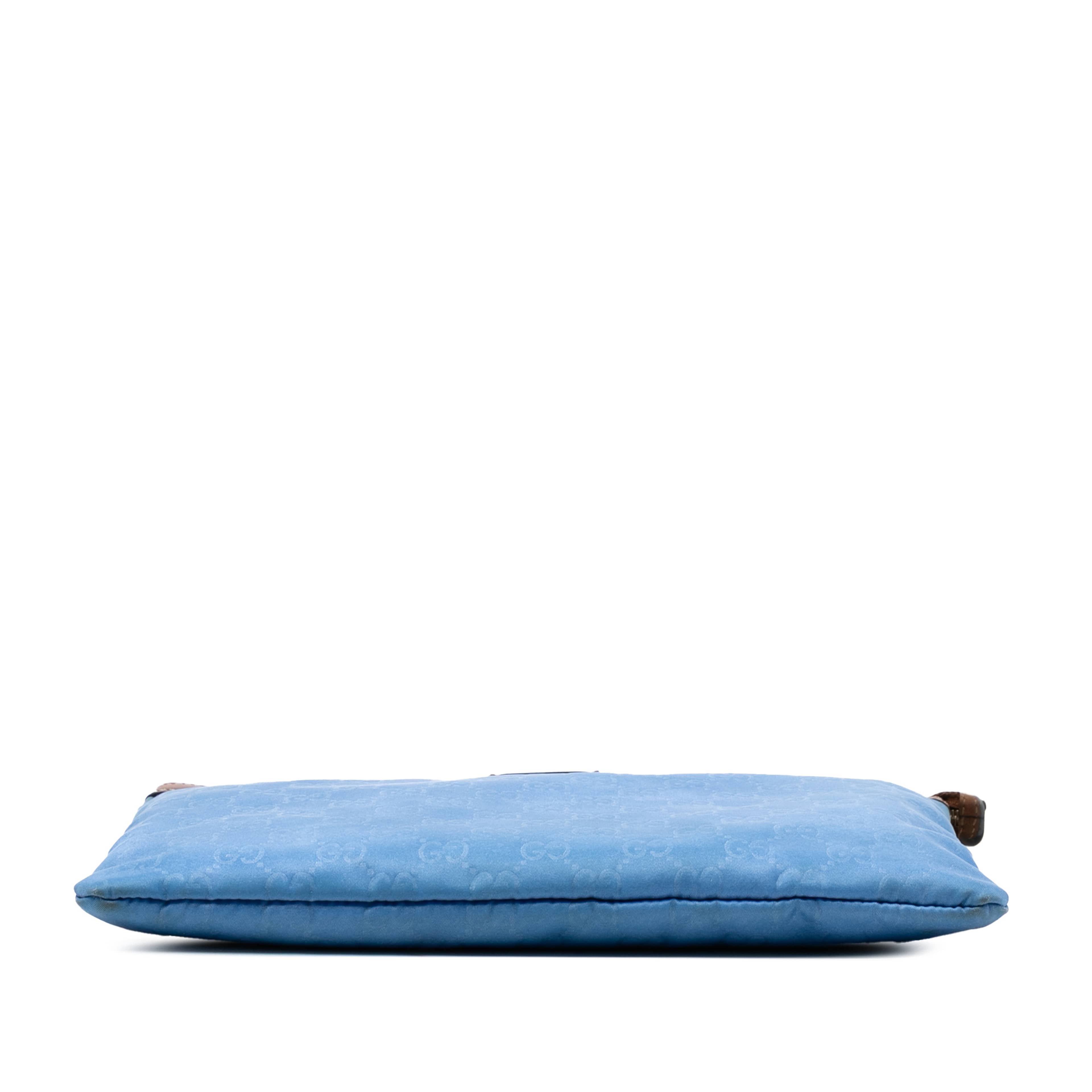 Gucci Gg Nylon Top Zip Clutch, från Luxclusif, i färgen light blue. Klicka för att öppna bilden i stort format