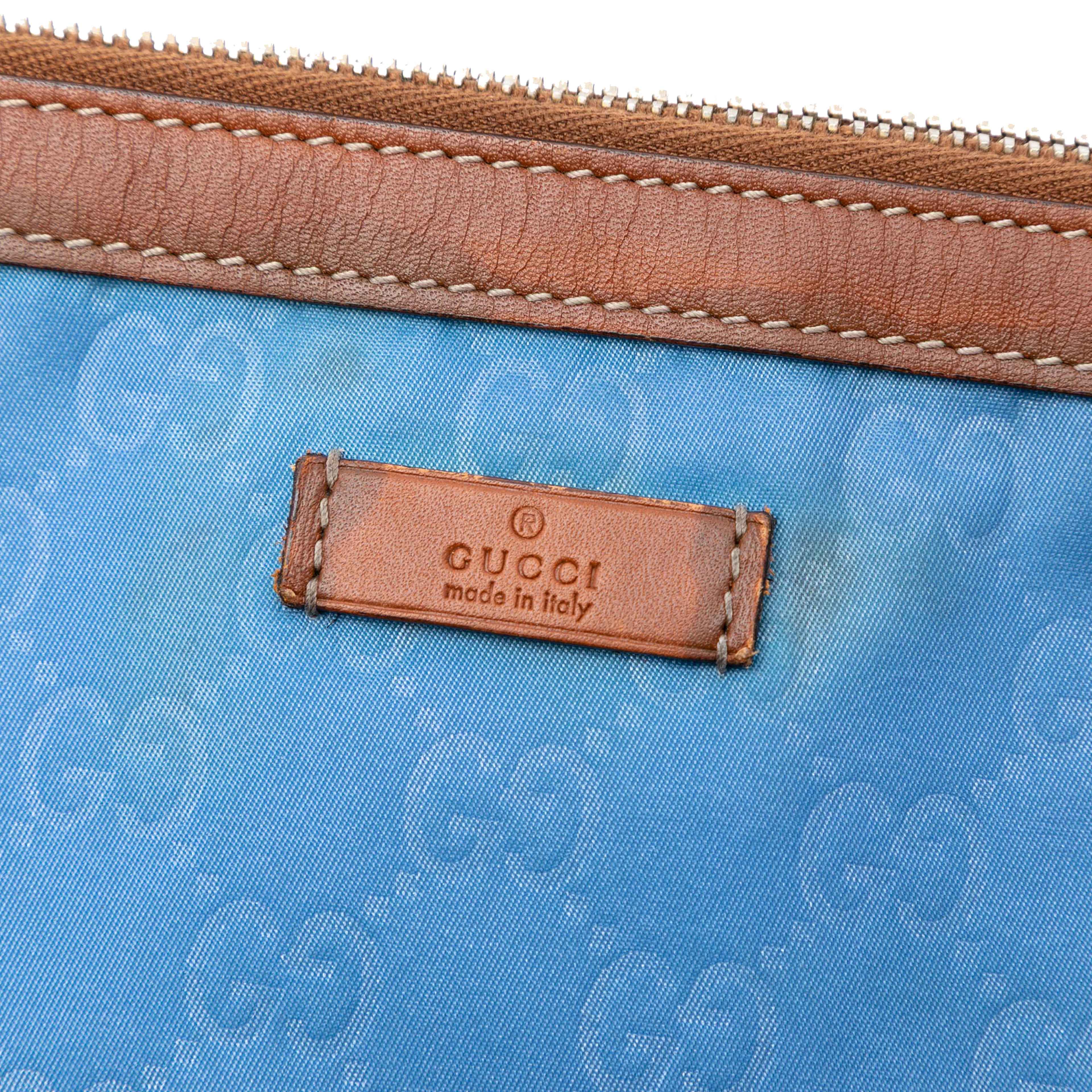 Gucci Gg Nylon Top Zip Clutch, från Luxclusif, i färgen light blue. Klicka för att öppna bilden i stort format