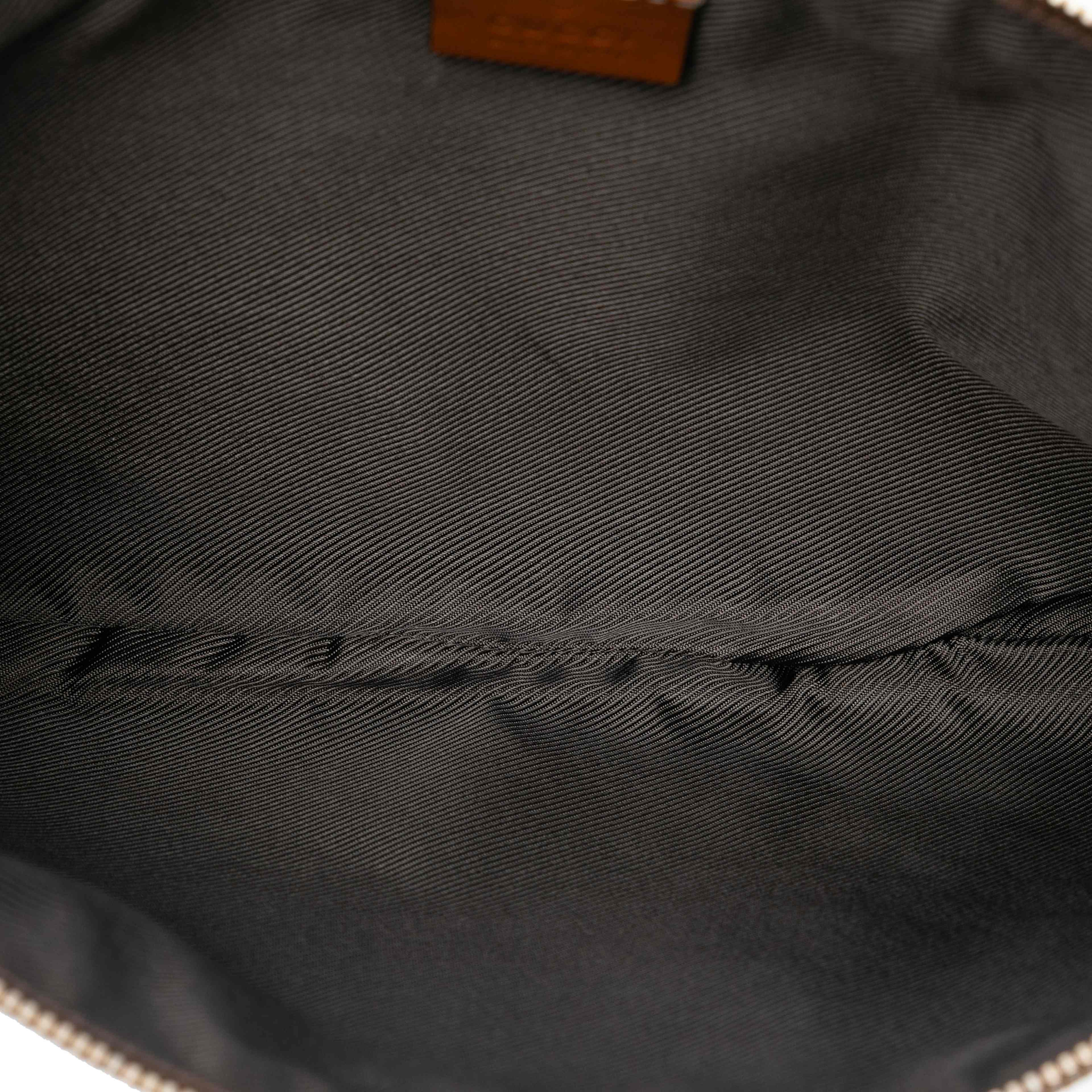 Gucci Gg Nylon Top Zip Clutch, från Luxclusif, i färgen light blue. Klicka för att öppna bilden i stort format