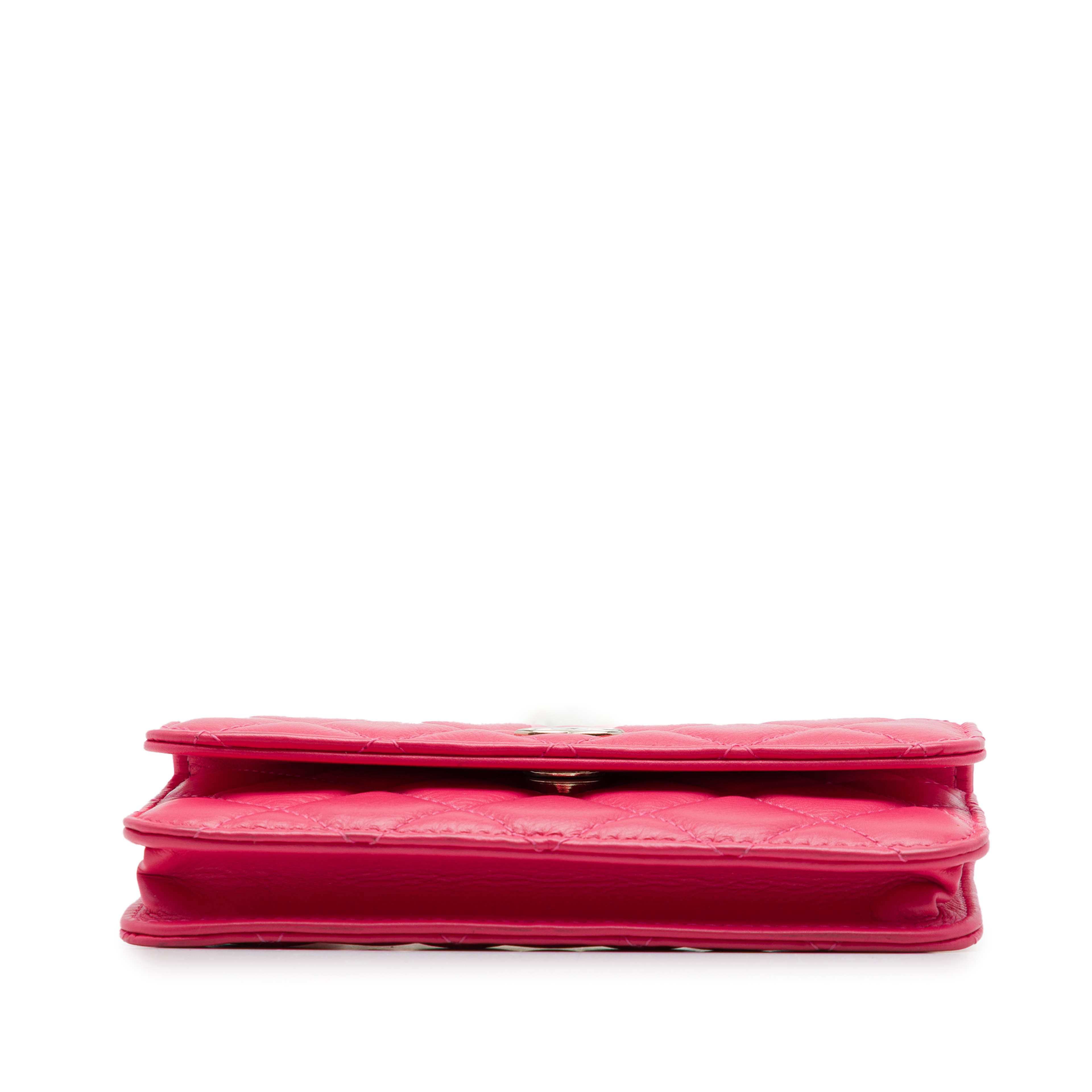 Chanel Quilted Lambskin Maxi Pearls Clutch With Chain, från Luxclusif, i färgen rosa. Klicka för att öppna bilden i stort format