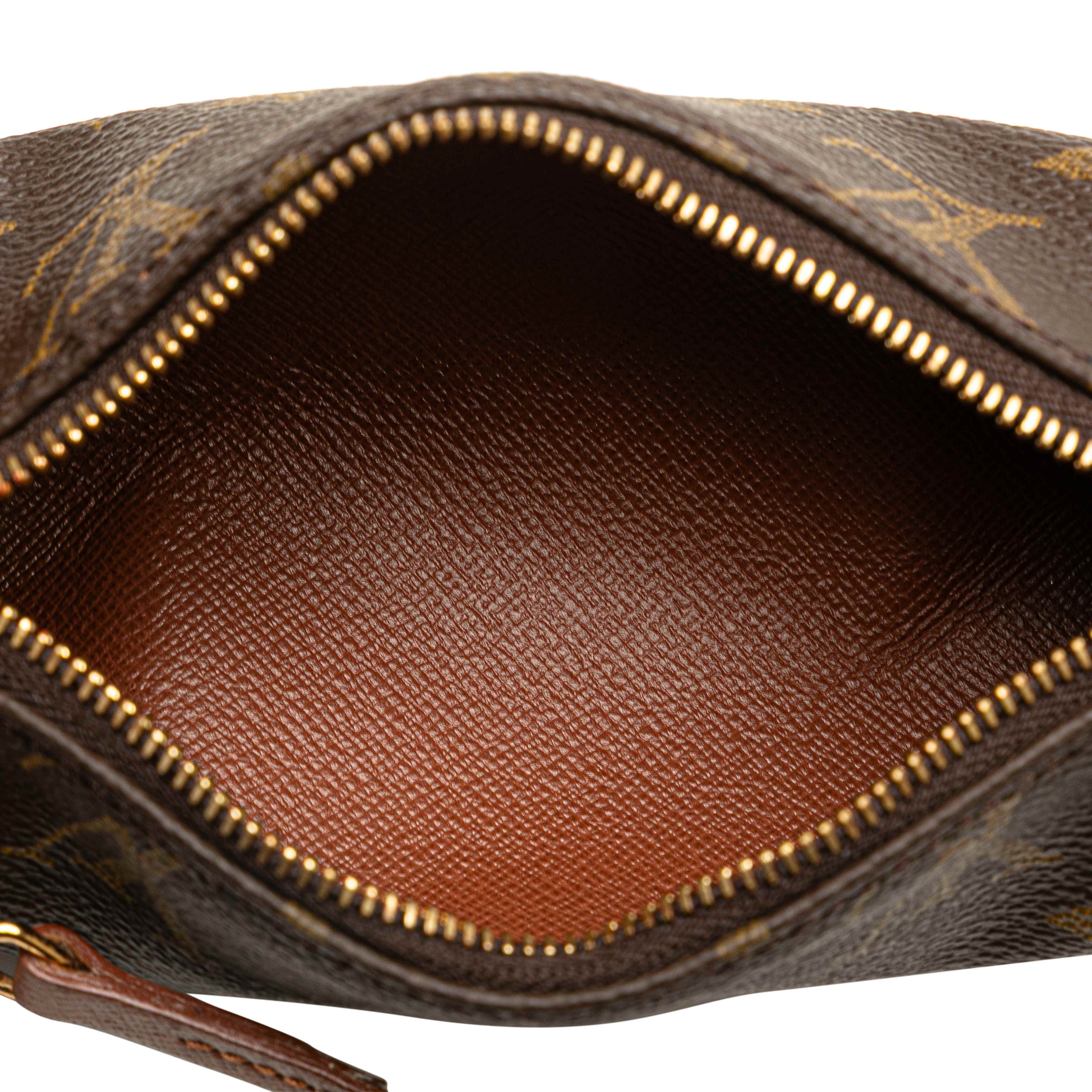 Louis Vuitton Monogram Papillon Pochette, från Luxclusif, i färgen brown. Klicka för att öppna bilden i stort format