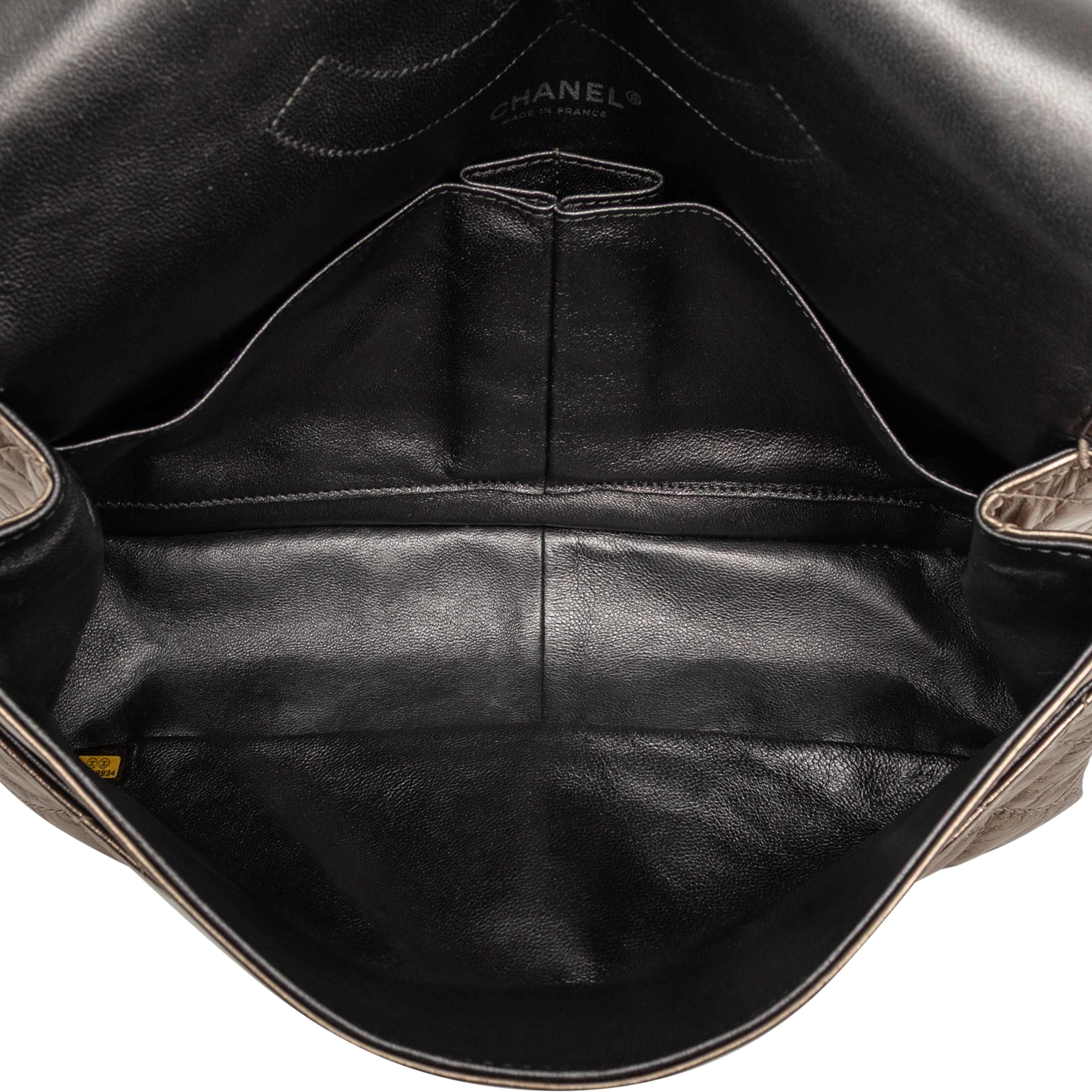 Chanel Metallic Aged Calfskin Reissue 2.55 Double Flap 227, från Luxclusif, i färgen gold. Klicka för att öppna bilden i stort format