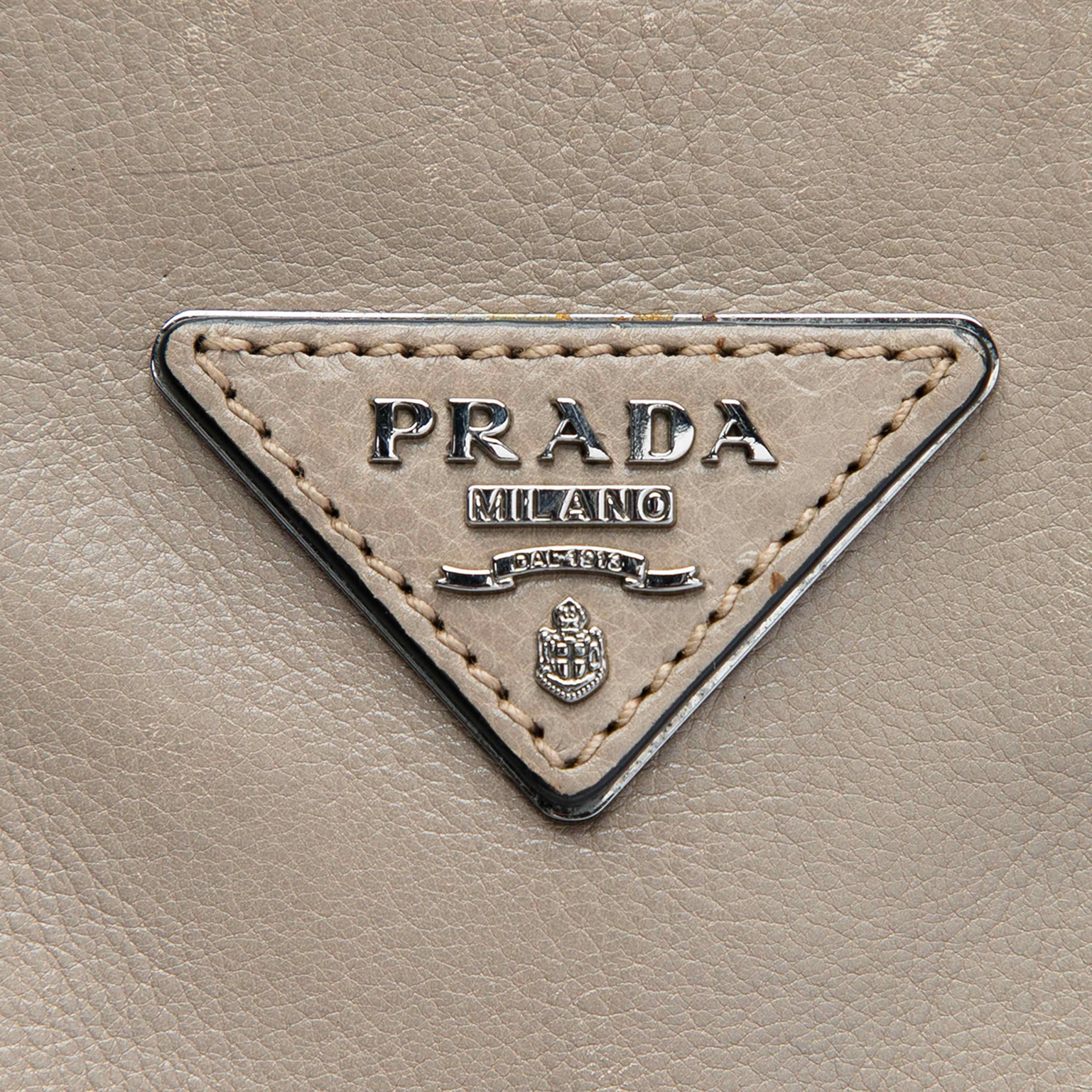 Prada Glace Calf Twin Pocket Double Handle Satchel, från Luxclusif, i färgen brun. Klicka för att öppna bilden i stort format