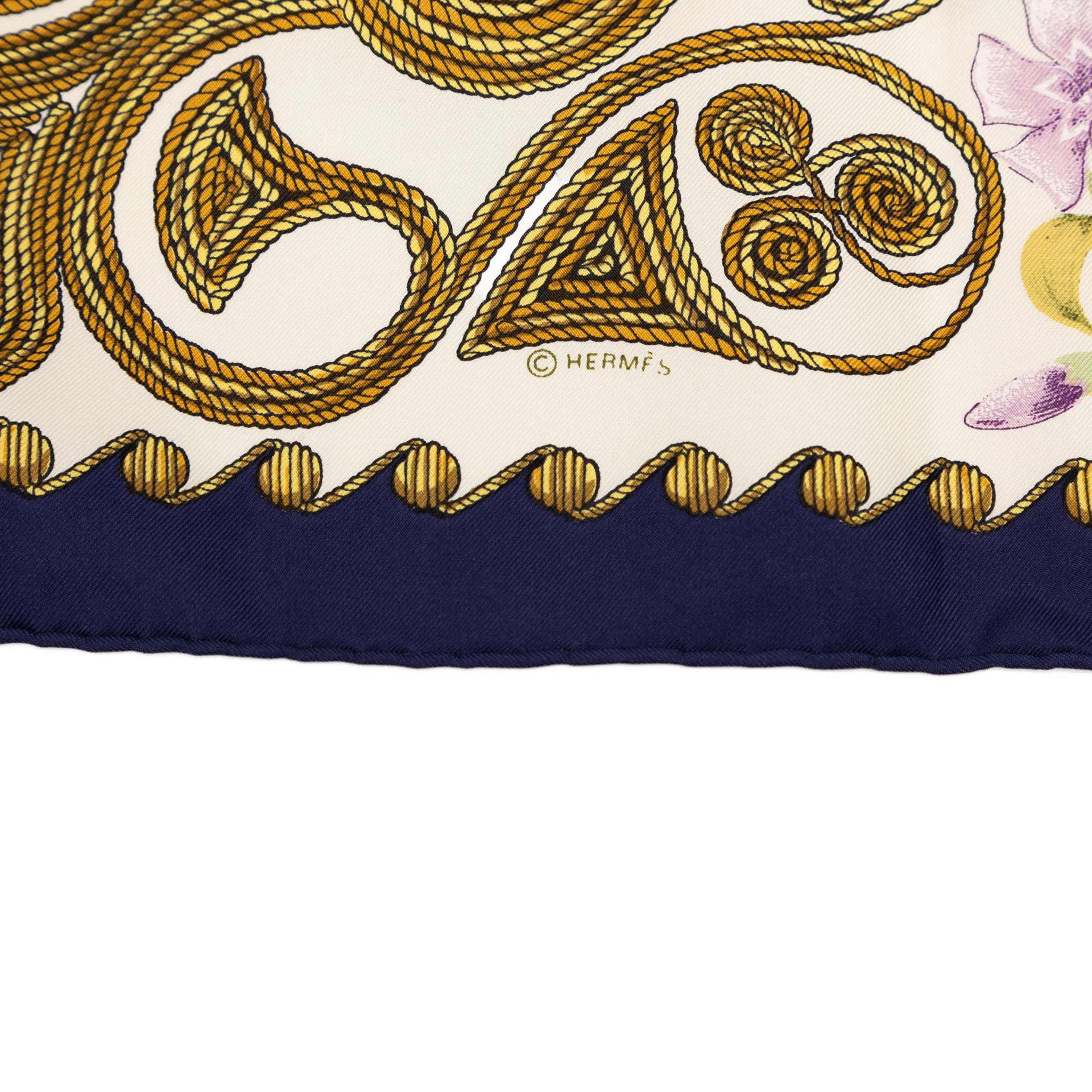 Hermès Arabesques Silk Scarf 90, från Luxclusif, i färgen white. Klicka för att öppna bilden i stort format