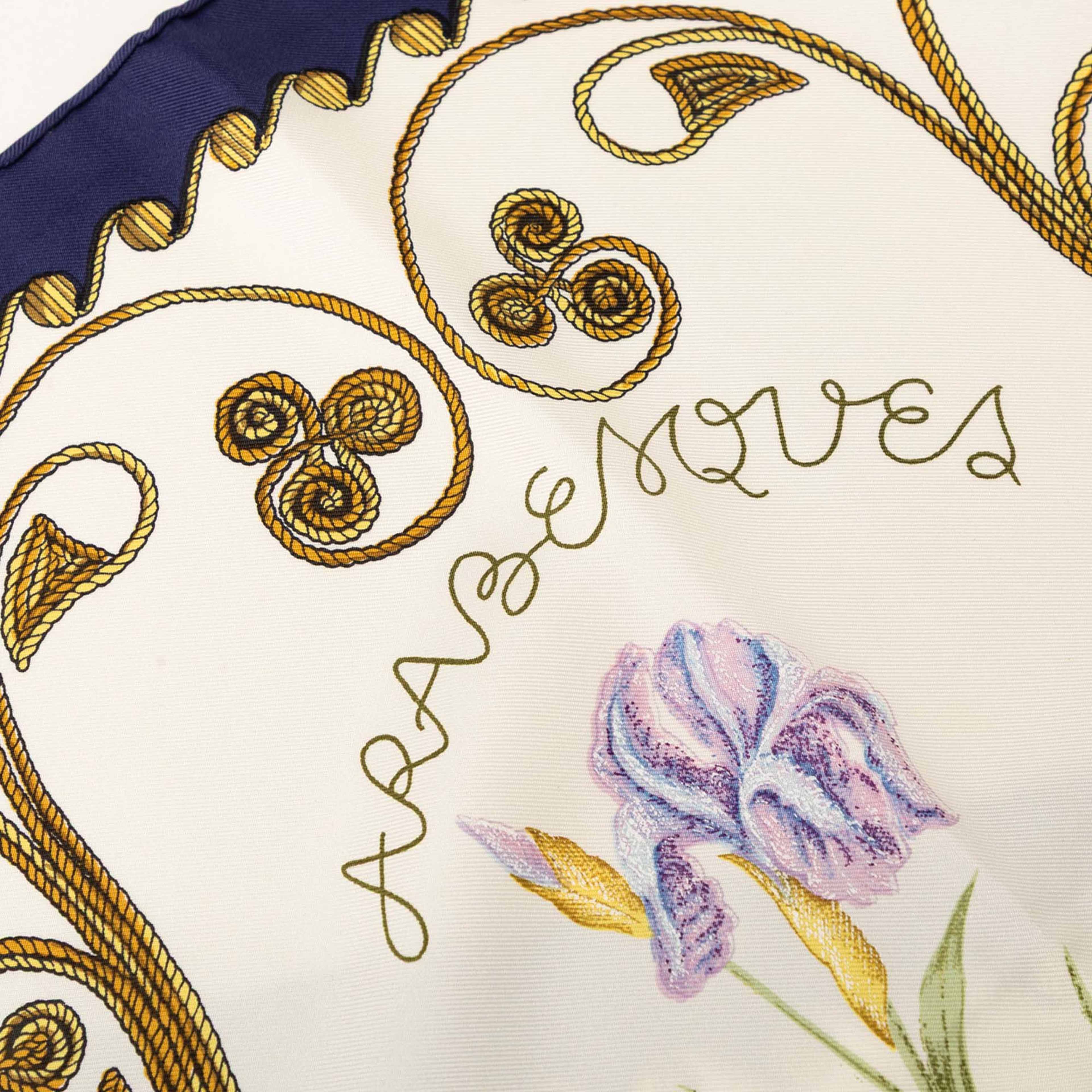 Hermès Arabesques Silk Scarf 90, från Luxclusif, i färgen white. Klicka för att öppna bilden i stort format