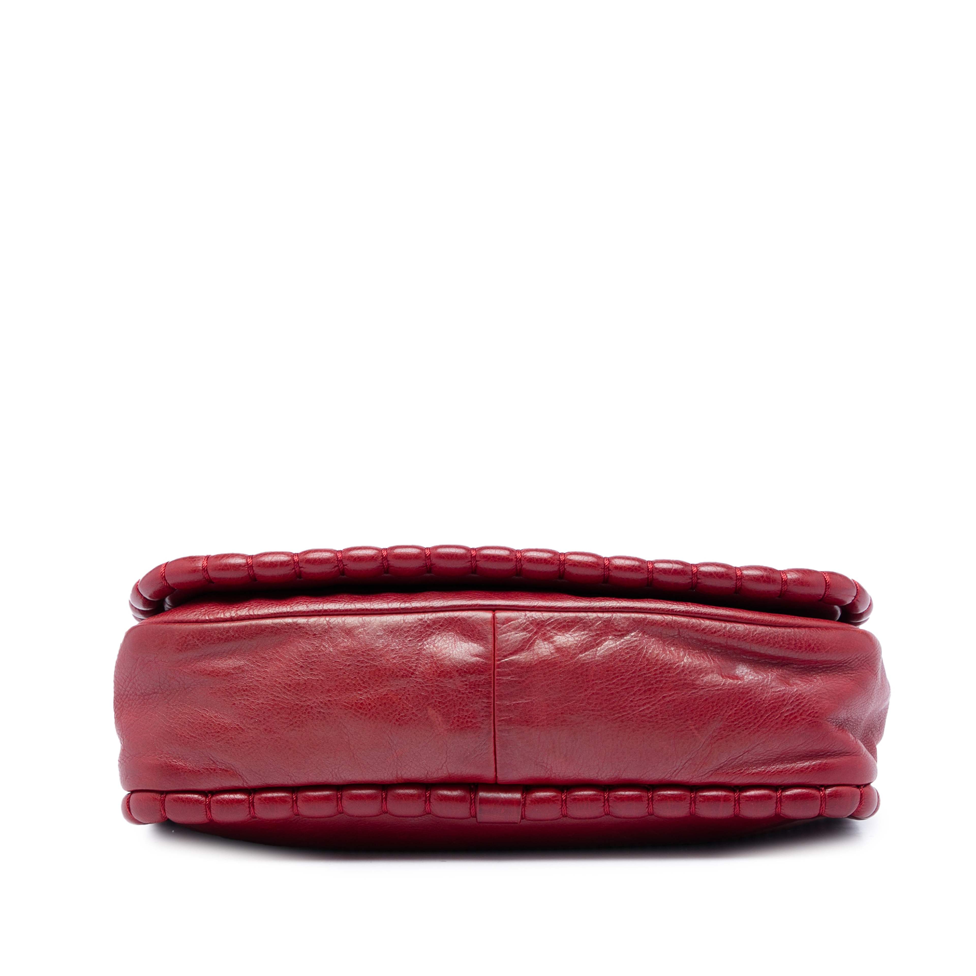 Chanel Paris Shanghai Calfskin On The Bund Pochette, från Luxclusif, i färgen röd. Klicka för att öppna bilden i stort format