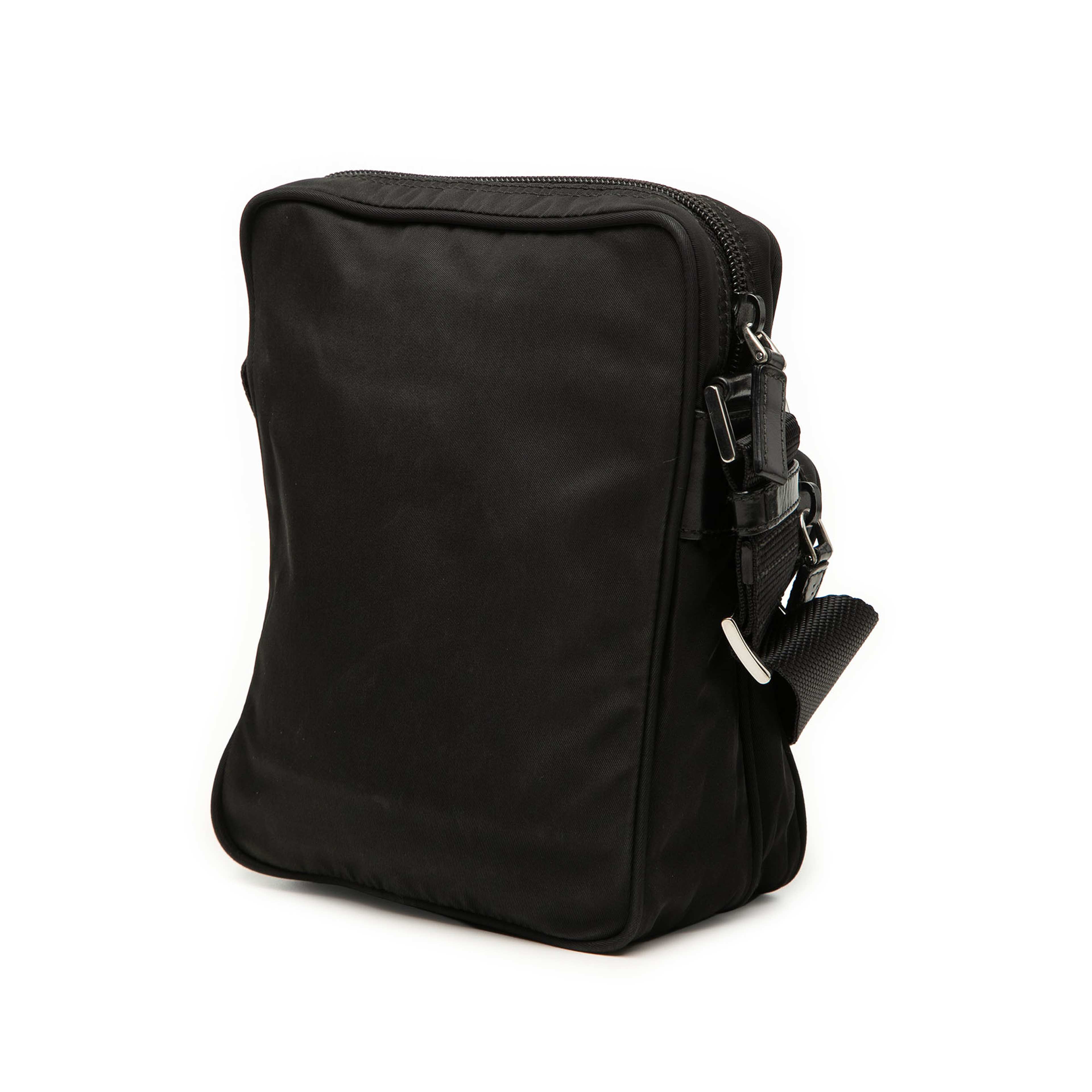 Prada Tessuto Zip Top Crossbody, från Luxclusif, i färgen svart. Klicka för att öppna bilden i stort format
