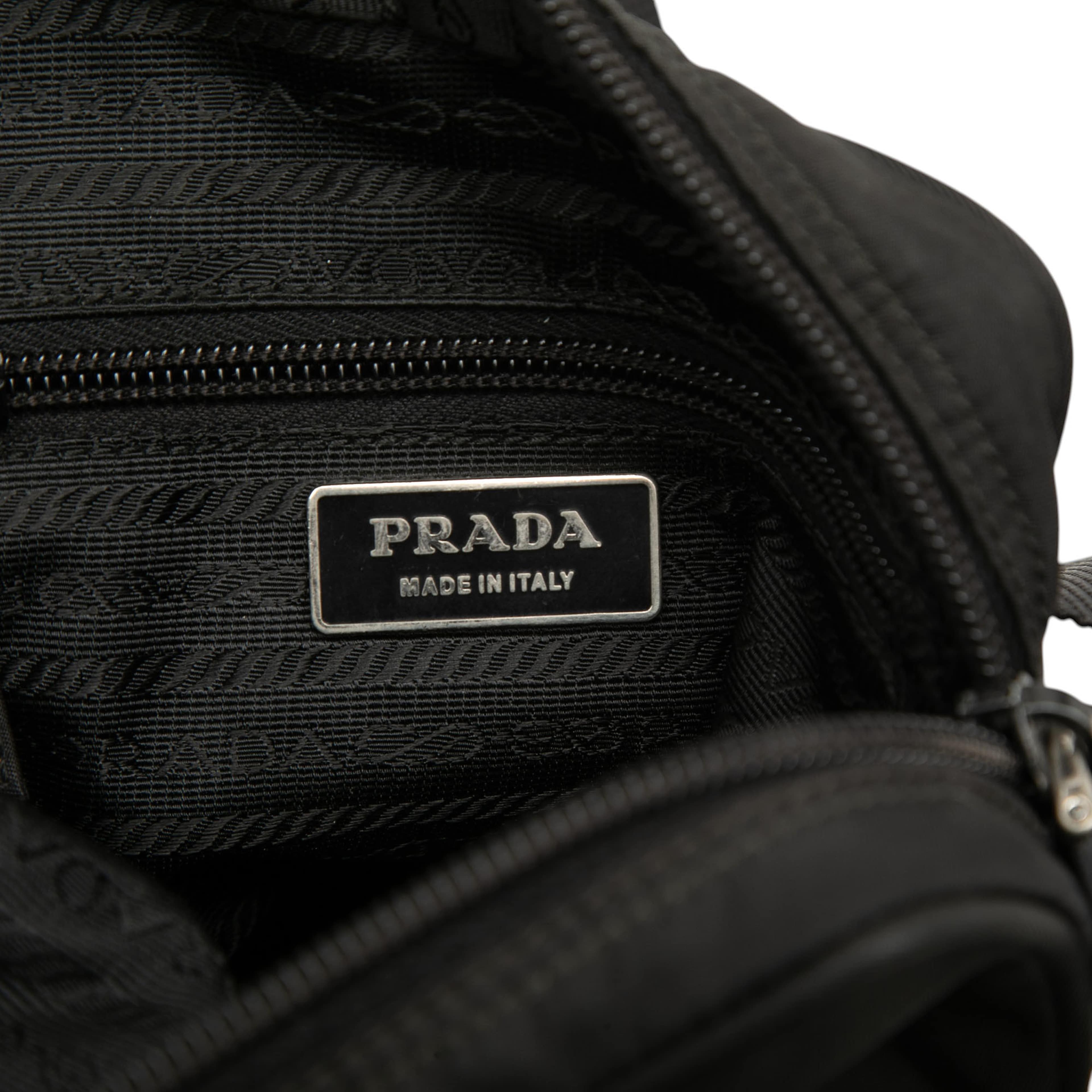 Prada Tessuto Zip Top Crossbody, från Luxclusif, i färgen svart. Klicka för att öppna bilden i stort format