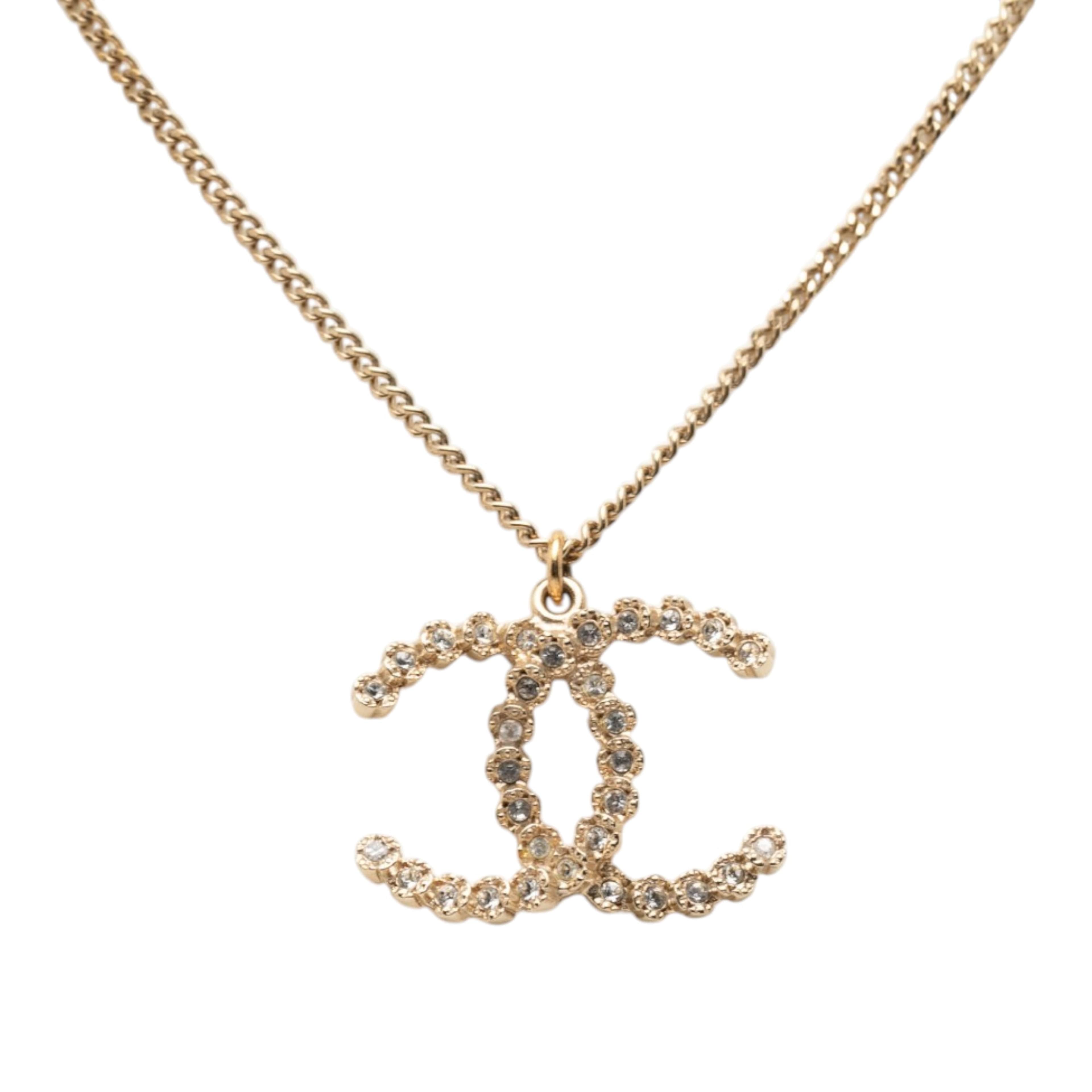 Chanel Cc Brass And Strass Pendant Necklace, från Luxclusif, i färgen gold. Klicka för att öppna bilden i stort format