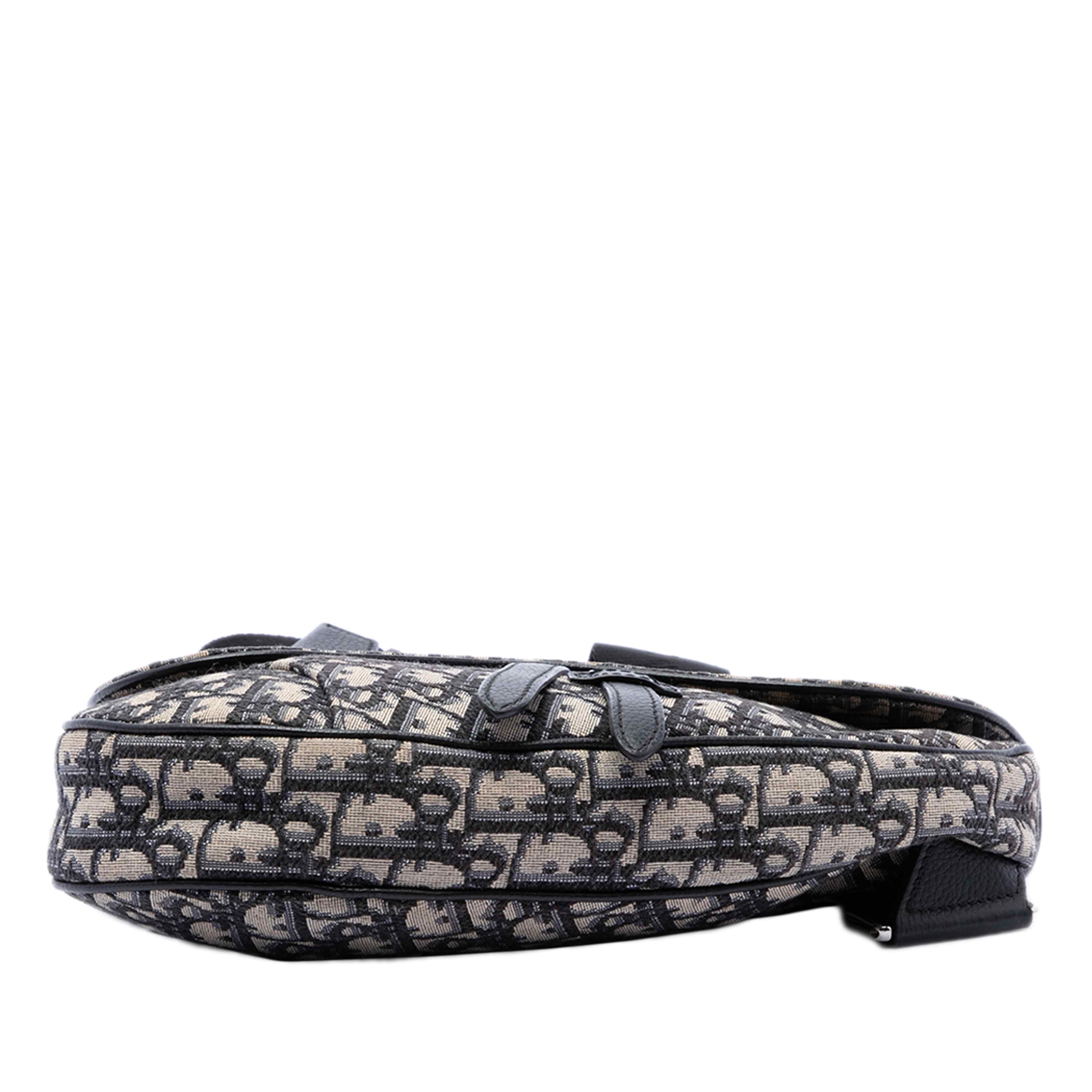 Dior Oblique Canvas Saddle Crossbody, från Luxclusif, i färgen blå. Klicka för att öppna bilden i stort format