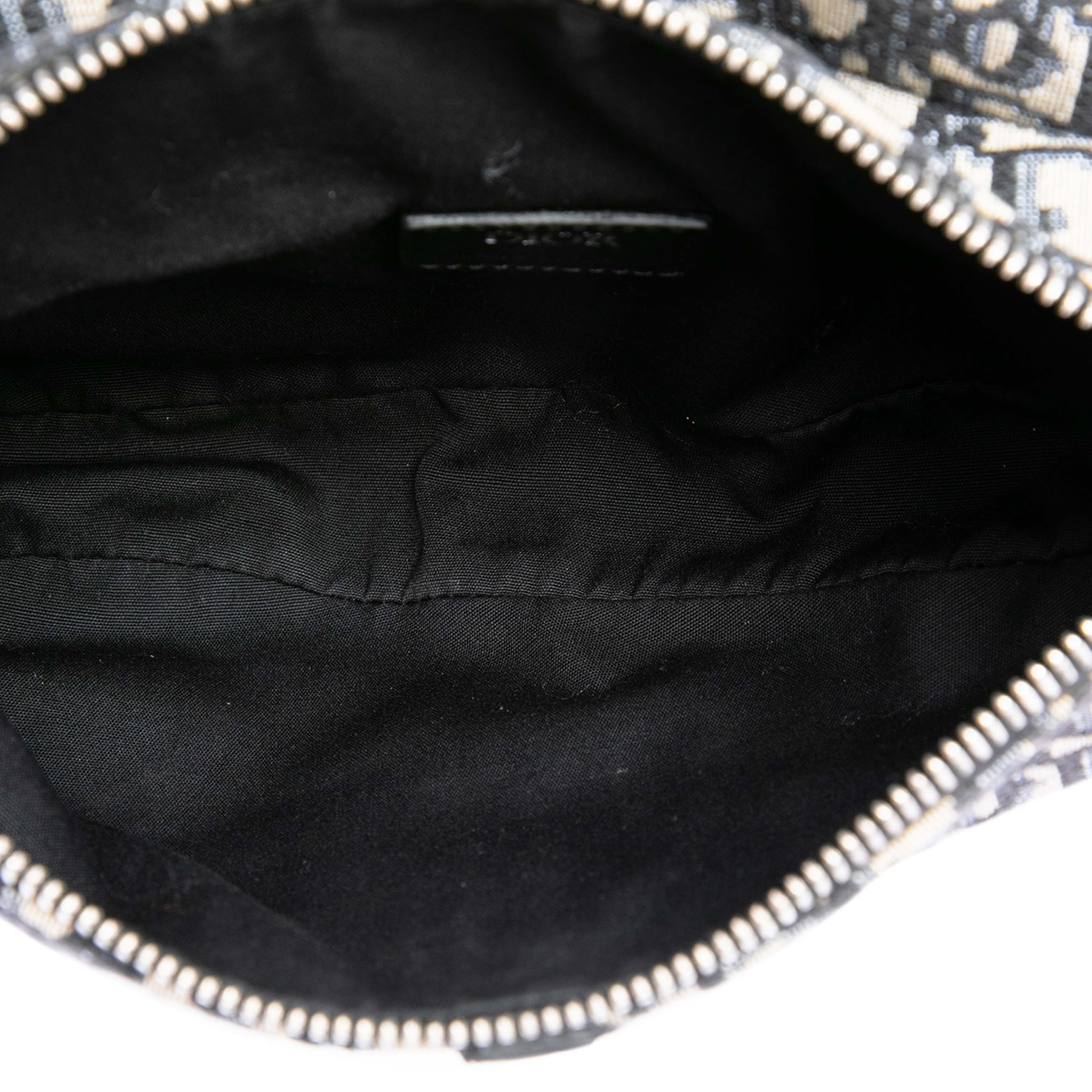Dior Oblique Canvas Saddle Crossbody, från Luxclusif, i färgen blå. Klicka för att öppna bilden i stort format