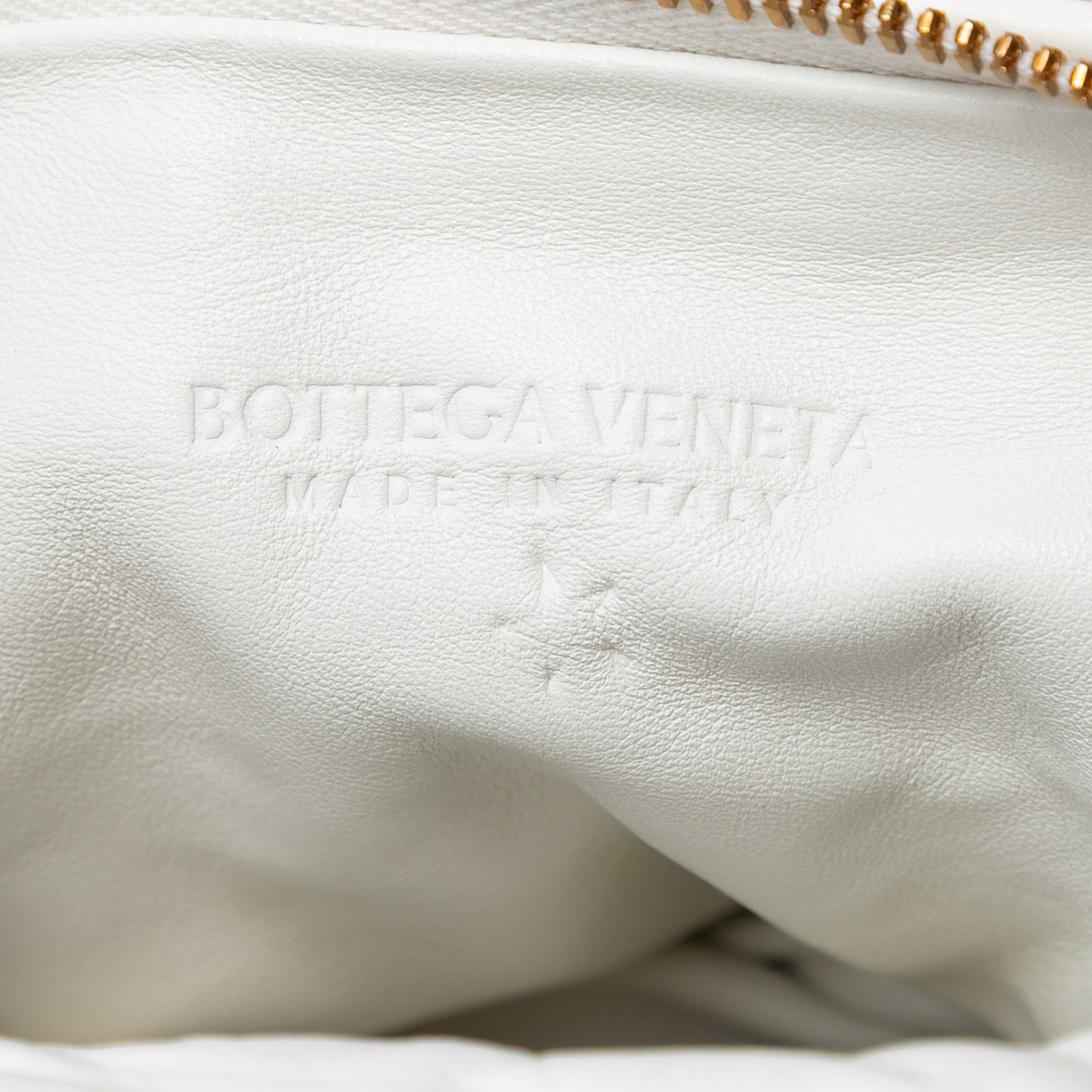 Bottega Veneta Mini Nappa Puffy Jodie, från Luxclusif, i färgen pearl. Klicka för att öppna bilden i stort format