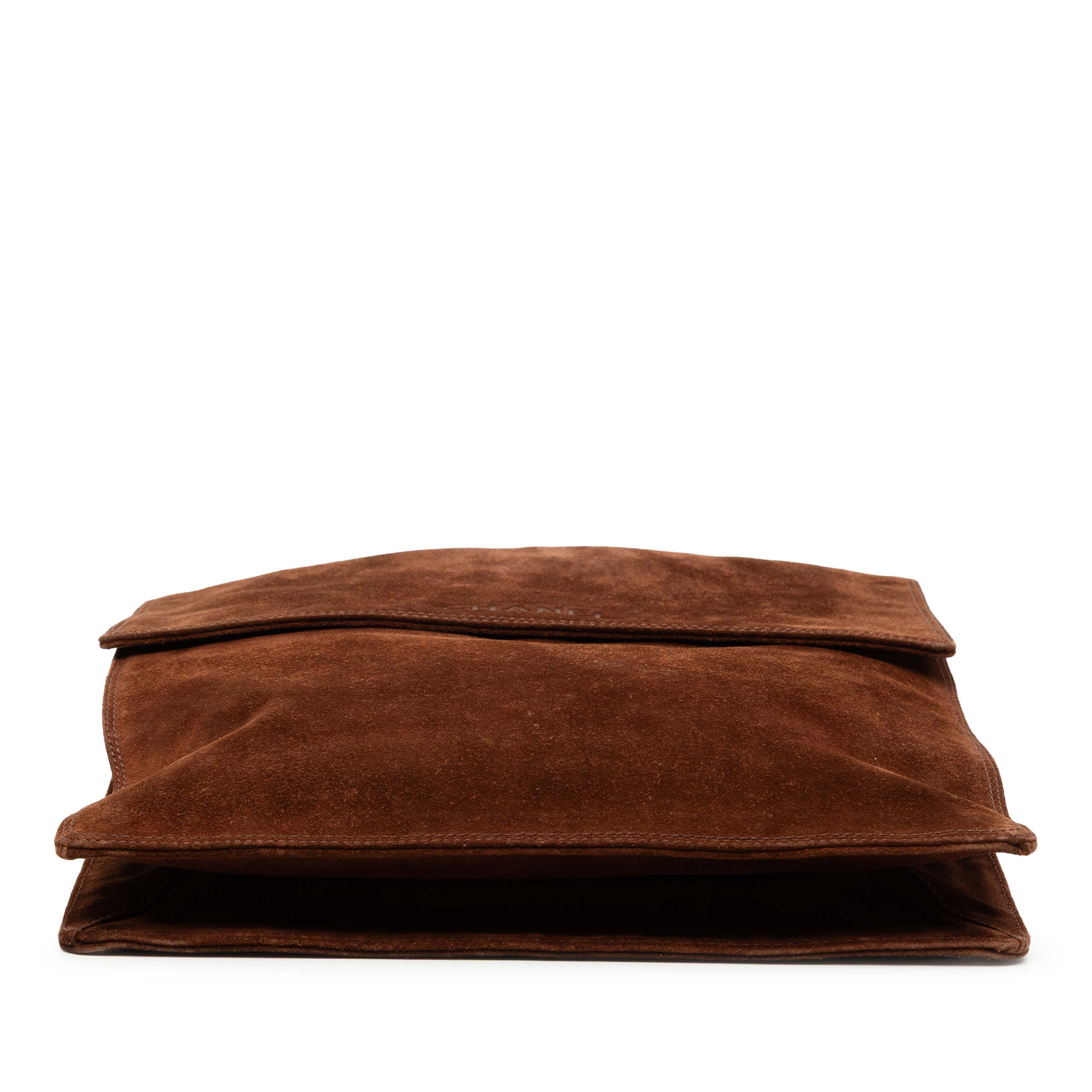 Chanel Suede Crossbody, från Luxclusif, i färgen dark brown. Klicka för att öppna bilden i stort format